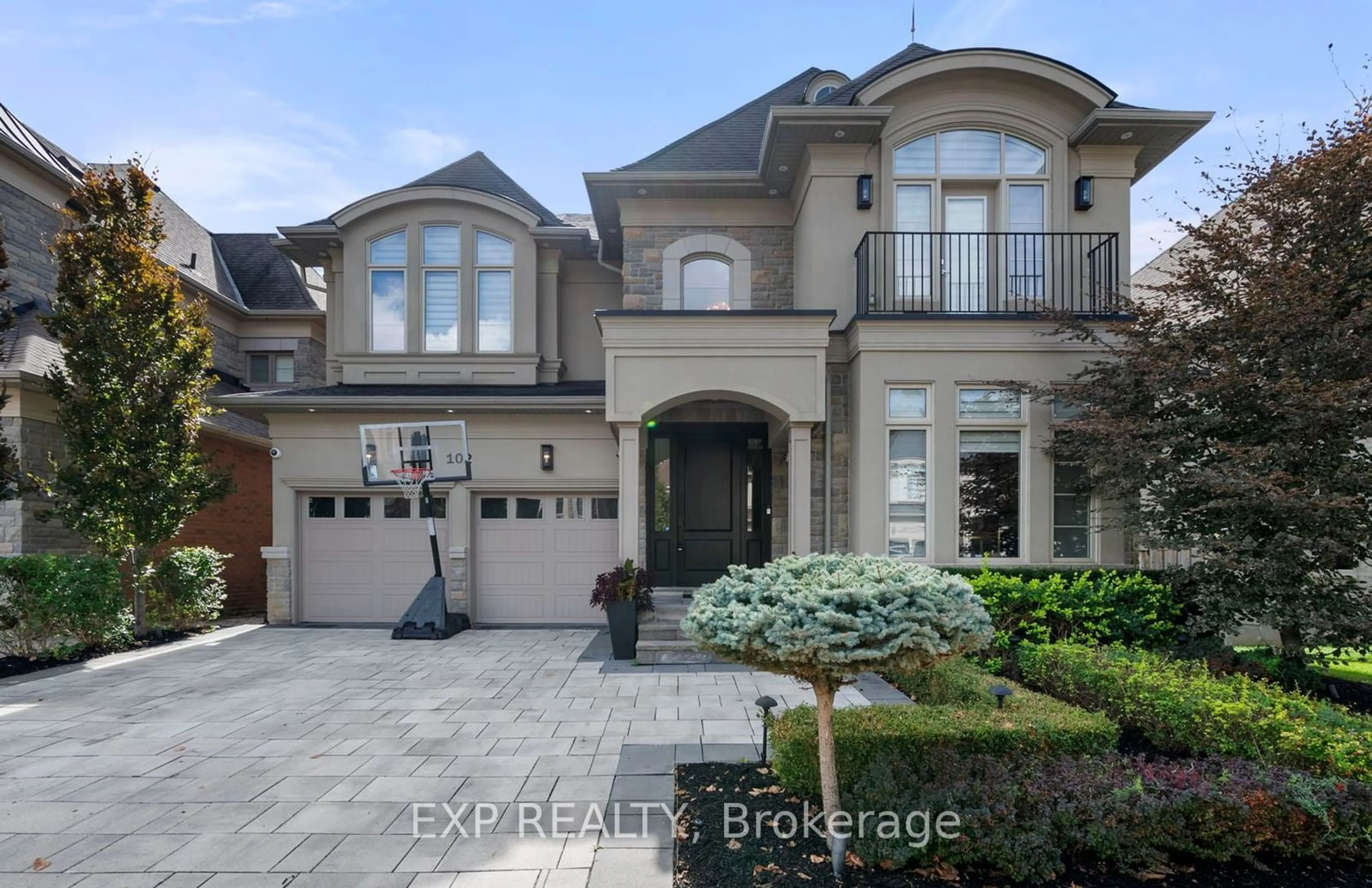 Frontside or backside of a home, the street view for 102 Vines Pl, Aurora Ontario L4G 0R7