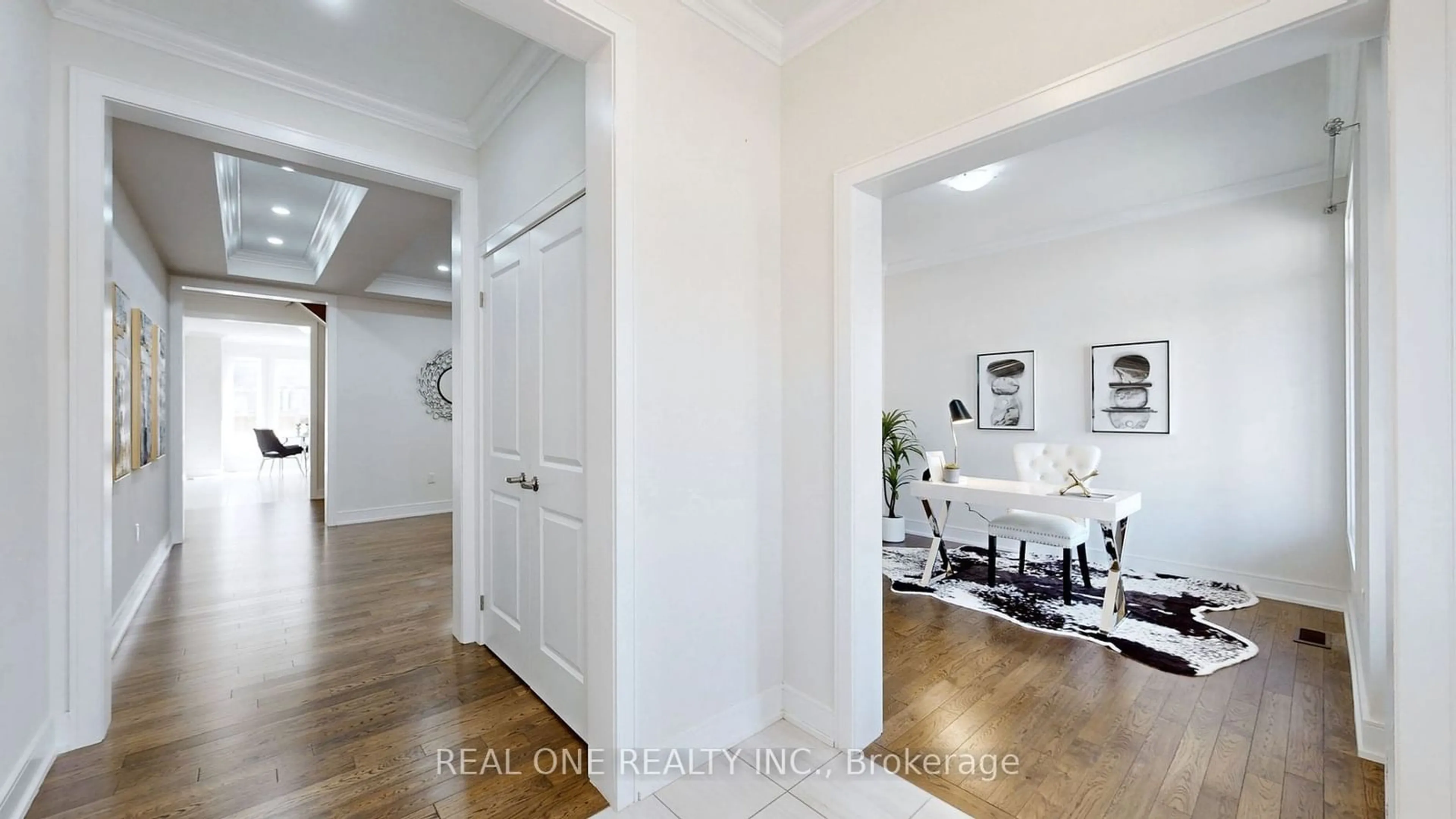 Indoor entryway, wood floors for 7 Murray Leona Lane, East Gwillimbury Ontario L9N 0Y7