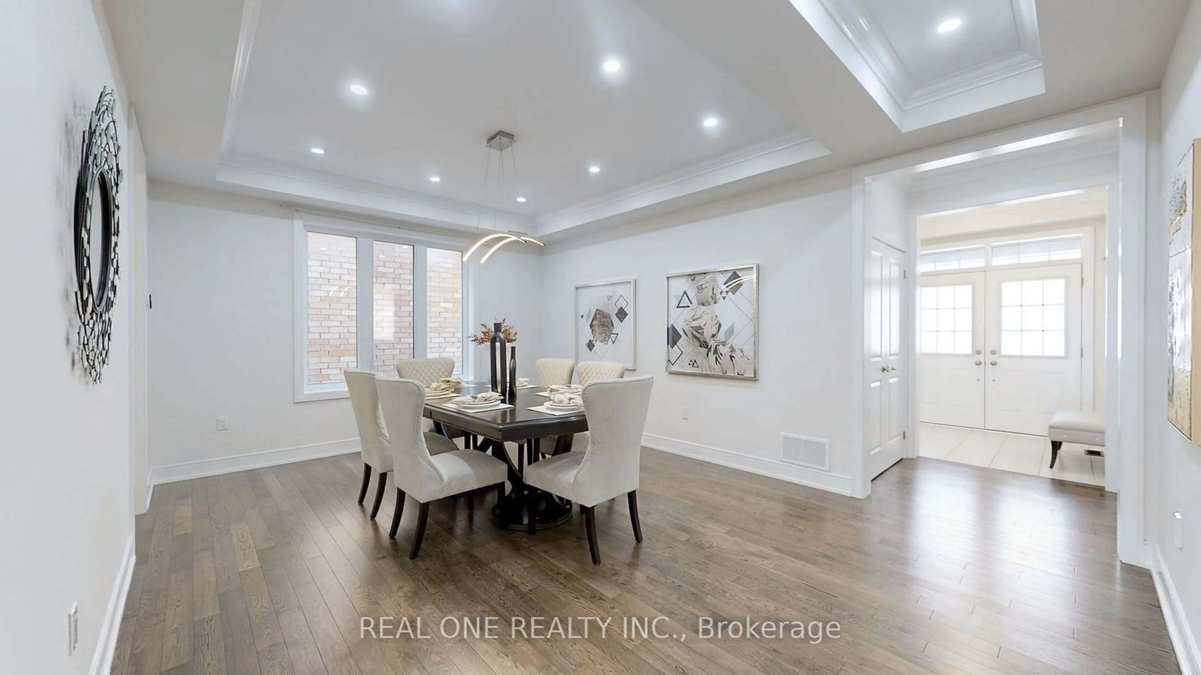 Dining room, wood floors, the street view for 7 Murray Leona Lane, East Gwillimbury Ontario L9N 0Y7