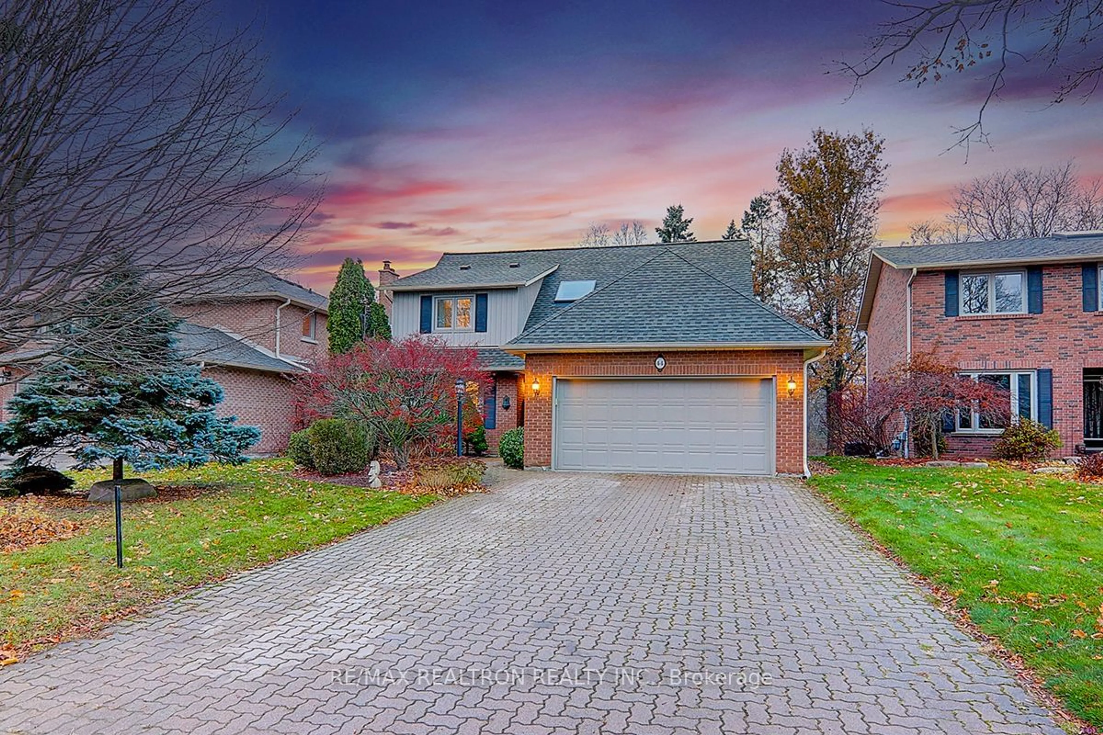 Frontside or backside of a home, the street view for 44 Golf Links Dr, Aurora Ontario L4G 3V3