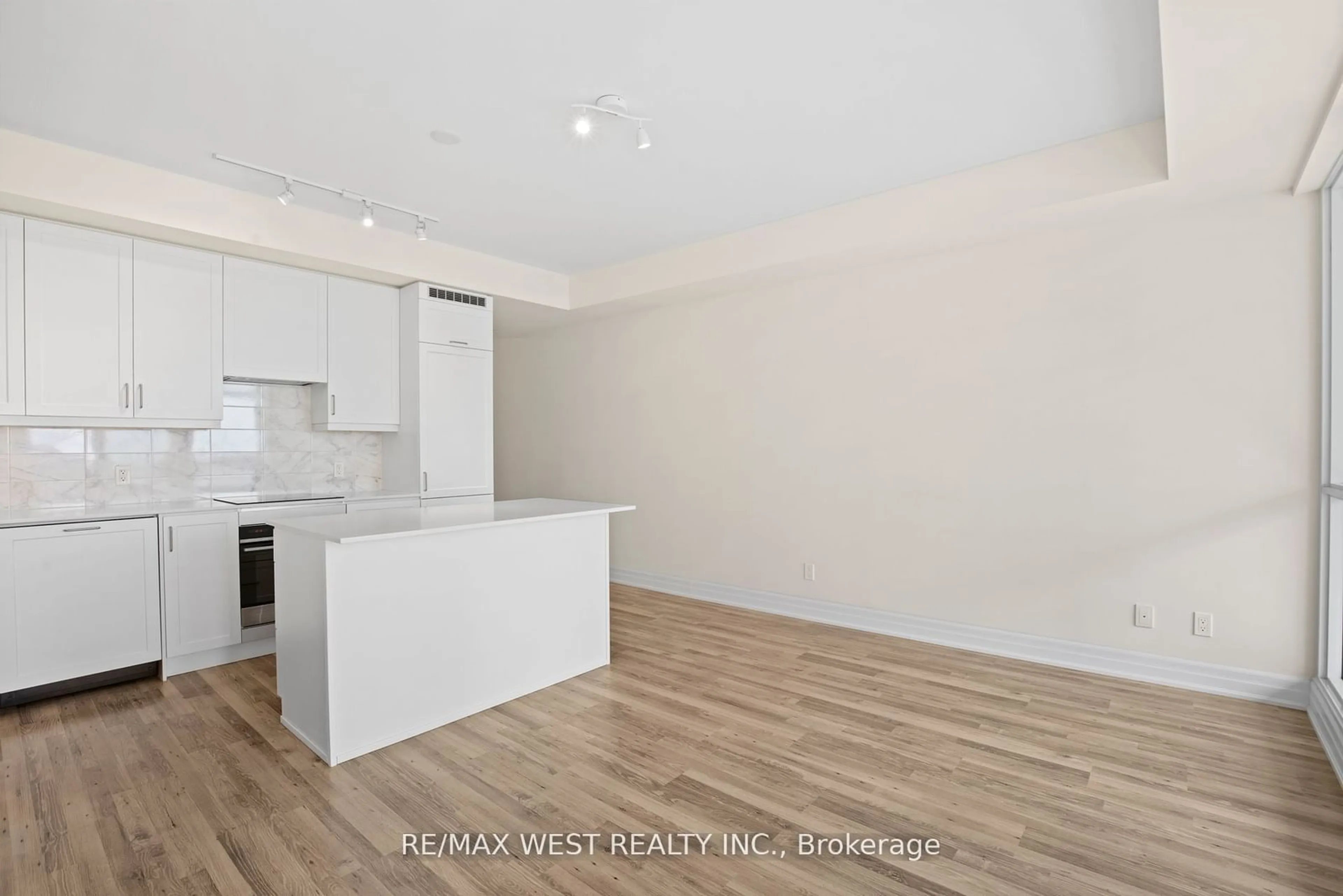 Open concept kitchen for 9075 Jane St #706, Vaughan Ontario L4K 0L7