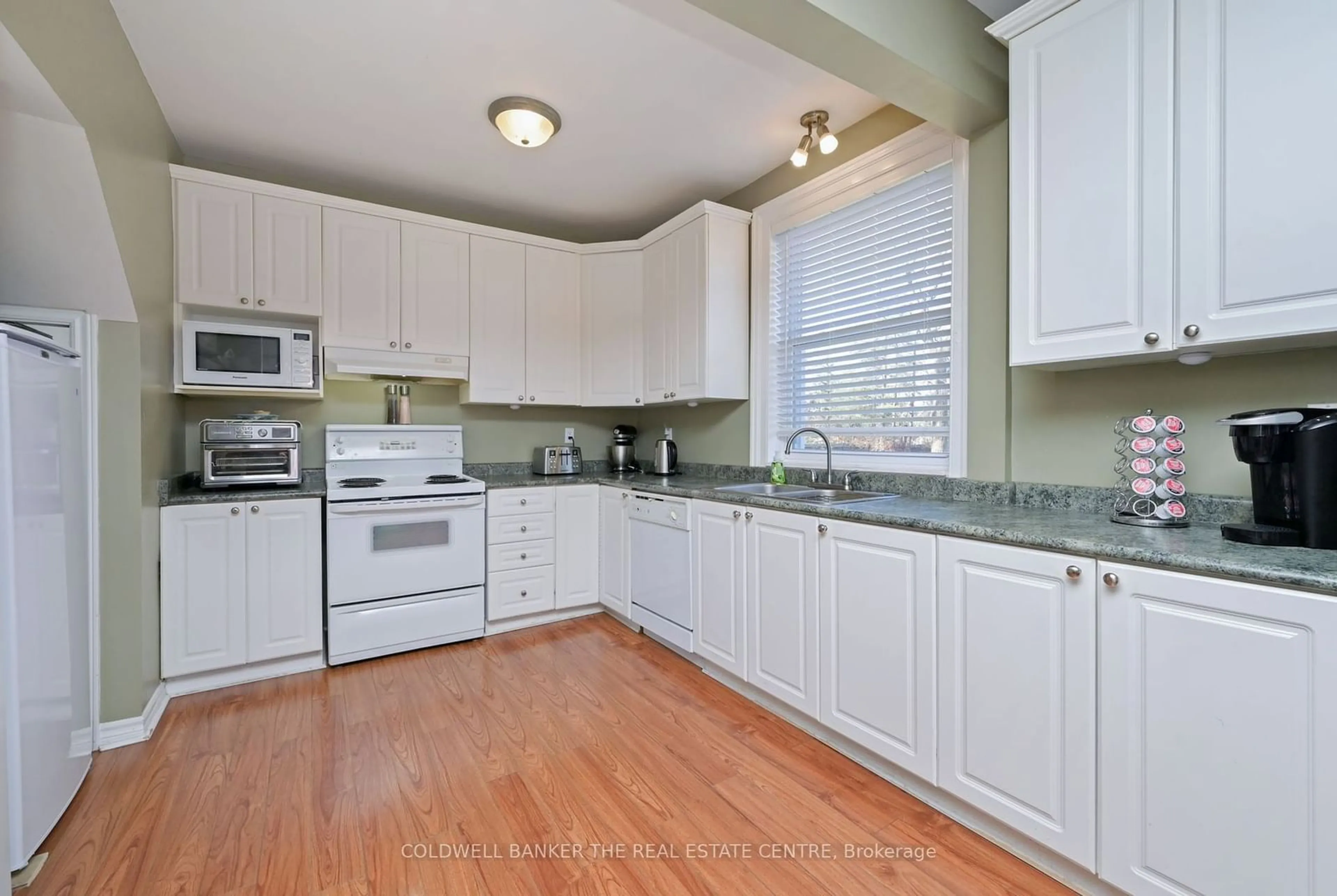 Standard kitchen, wood floors, cottage for 285-287 Barrie St, Essa Ontario L0L 2N0