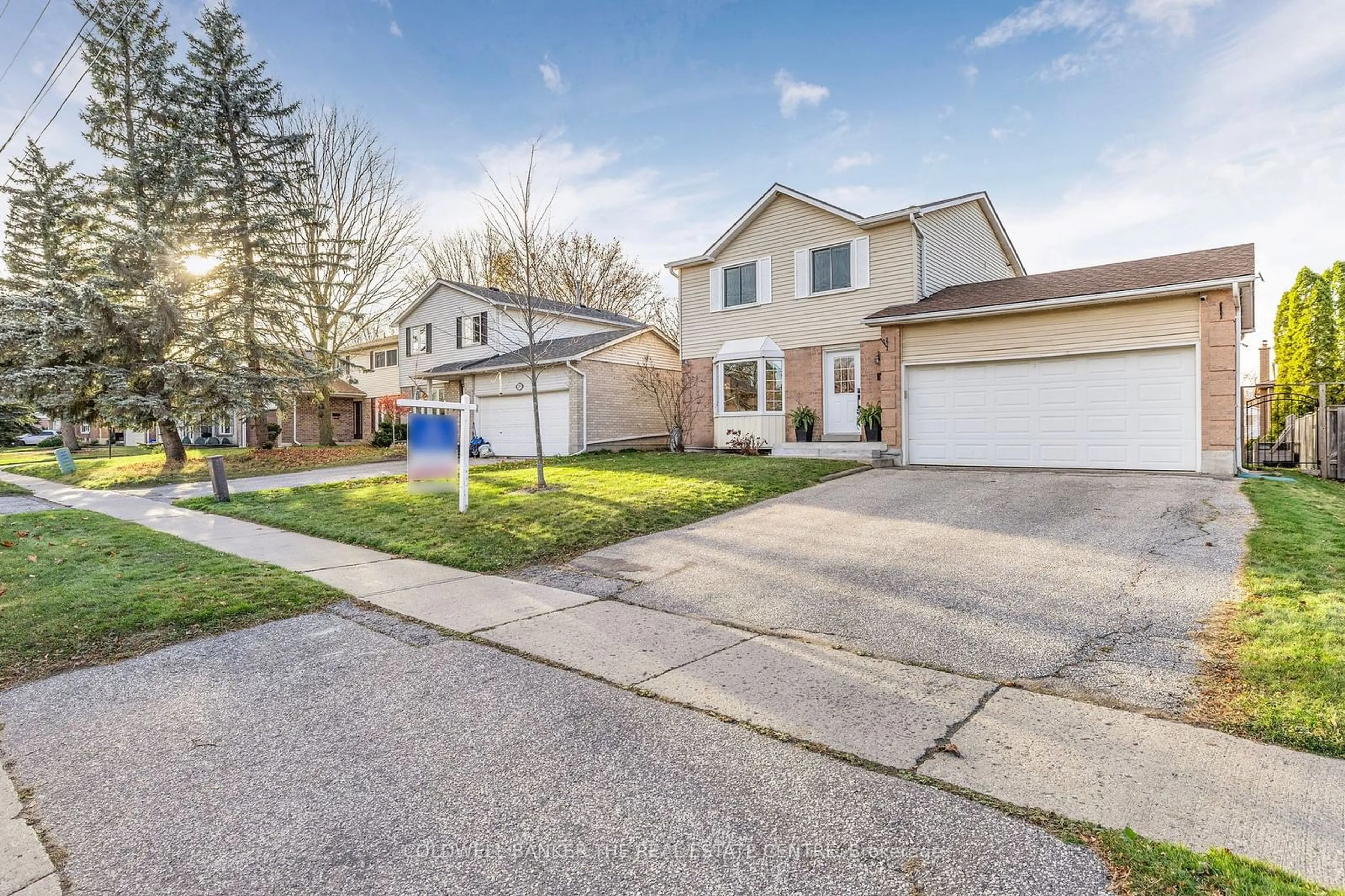 Frontside or backside of a home, the street view for 281 London Rd, Newmarket Ontario L3Y 6L3