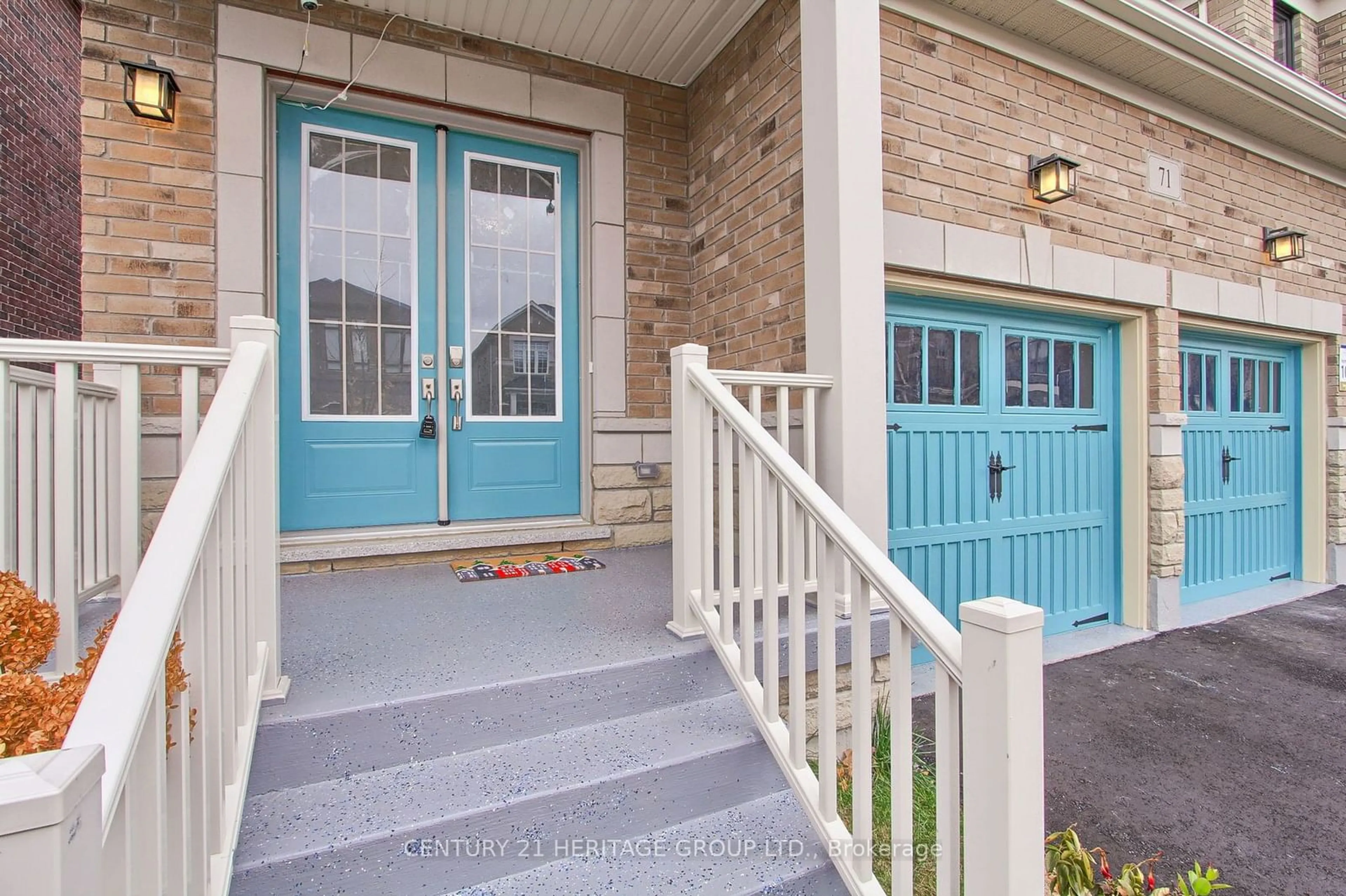 Indoor entryway, wood floors for 71 Woodhaven Ave, Aurora Ontario L4G 3Y2