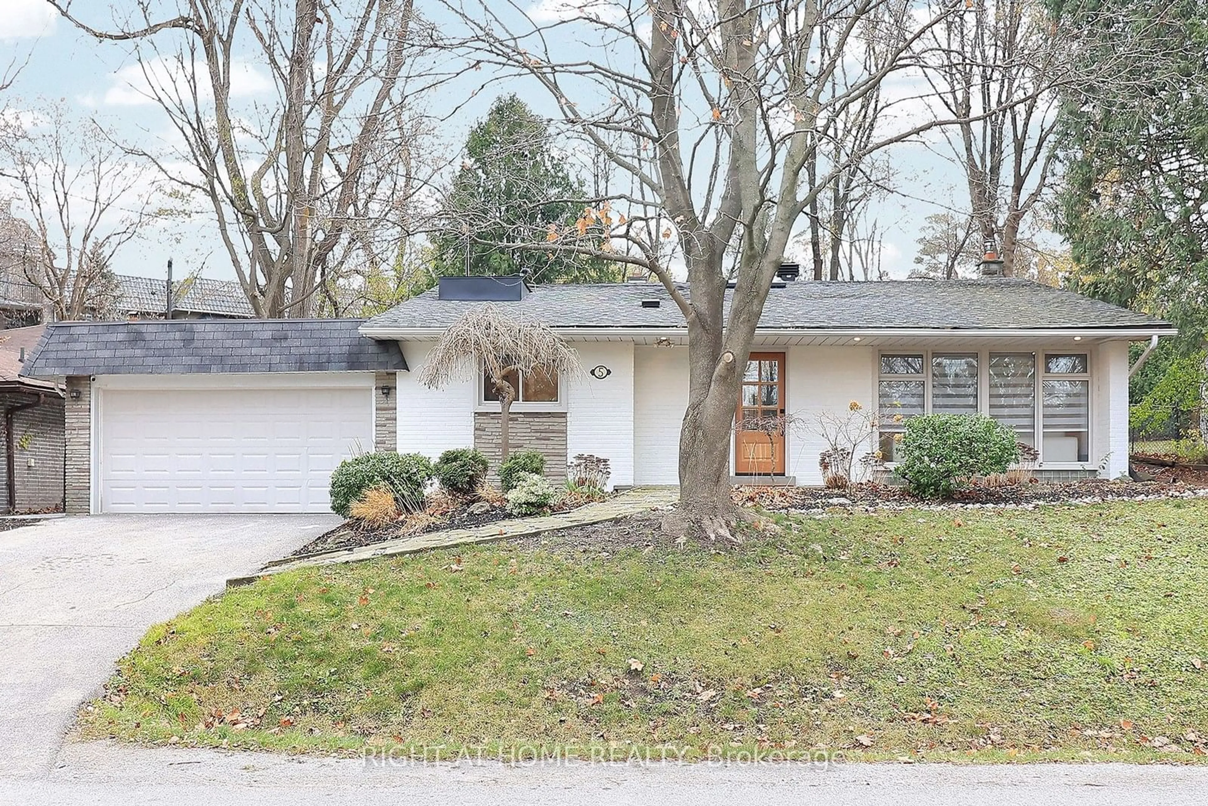 Frontside or backside of a home, the street view for 5 Harriman Rd, Aurora Ontario L4G 2S7