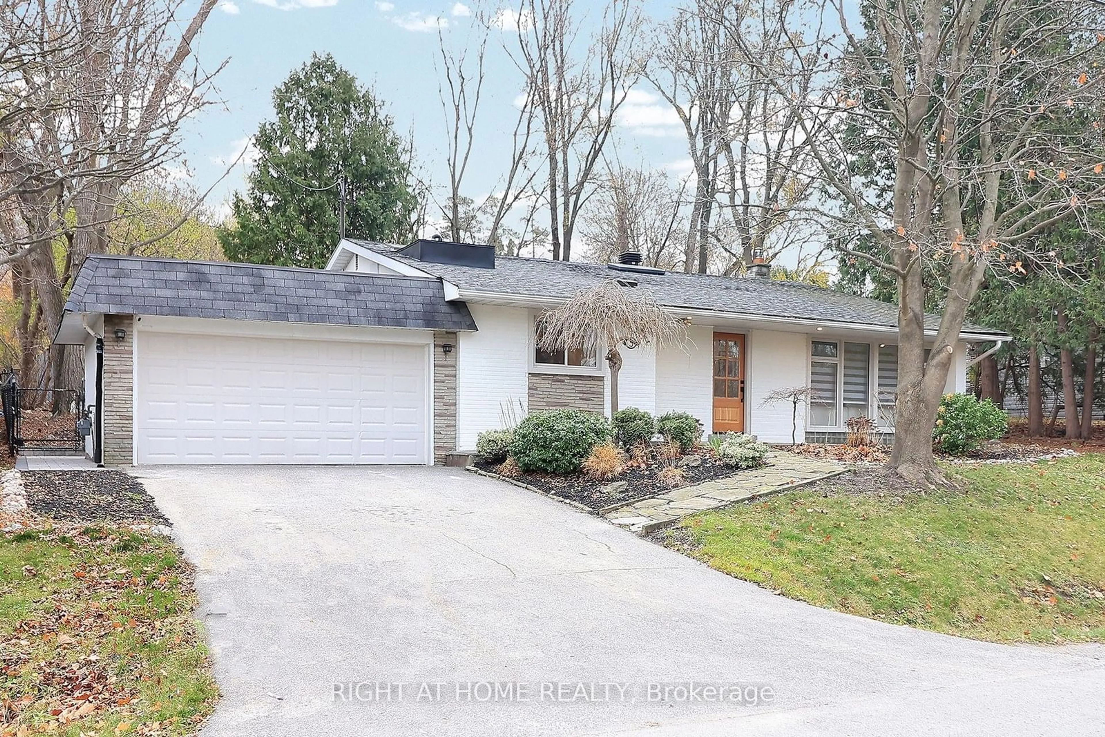 Frontside or backside of a home, the street view for 5 Harriman Rd, Aurora Ontario L4G 2S7