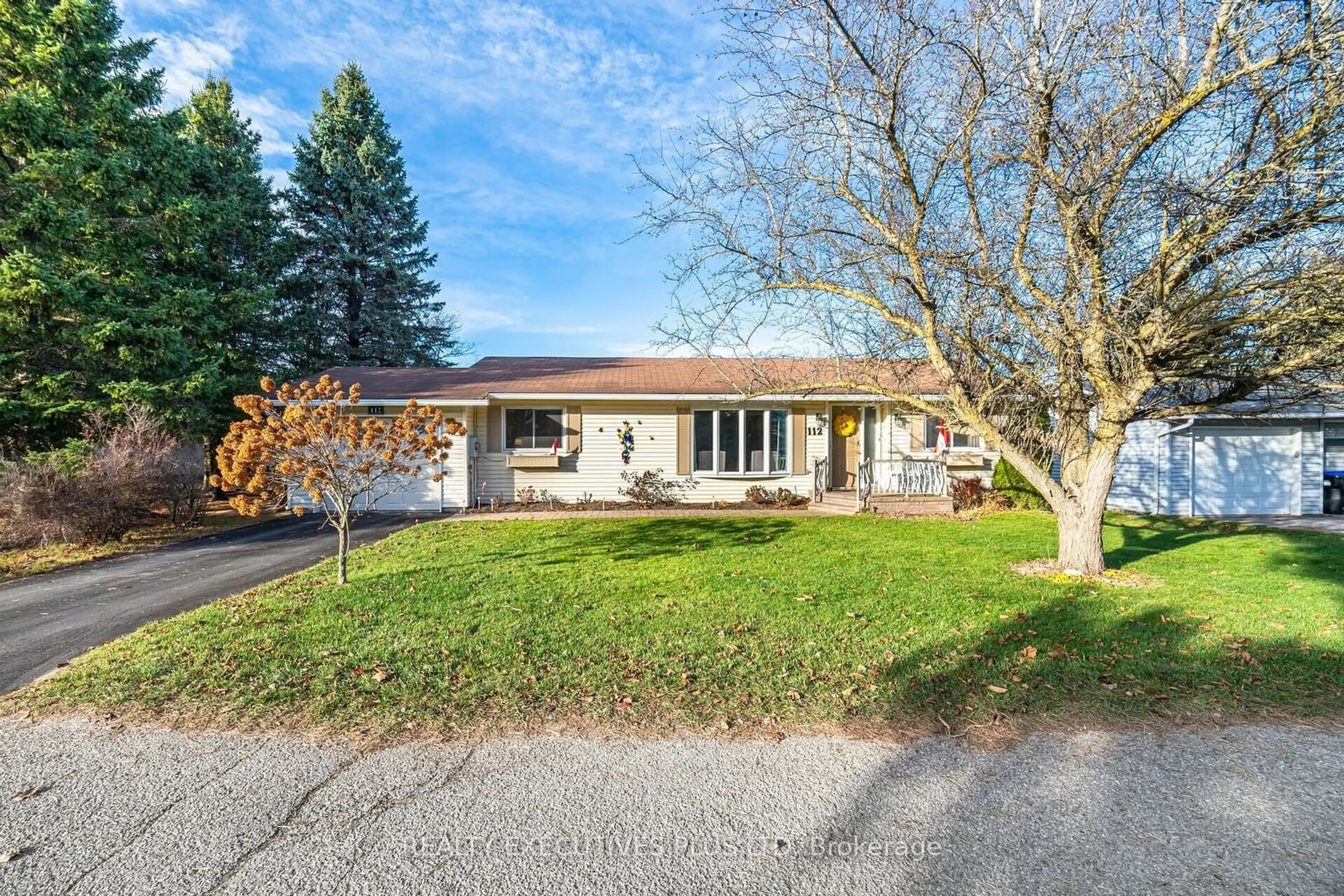 A pic from exterior of the house or condo, the street view for 112 Tecumseth Pines Dr, New Tecumseth Ontario L0G 1W0