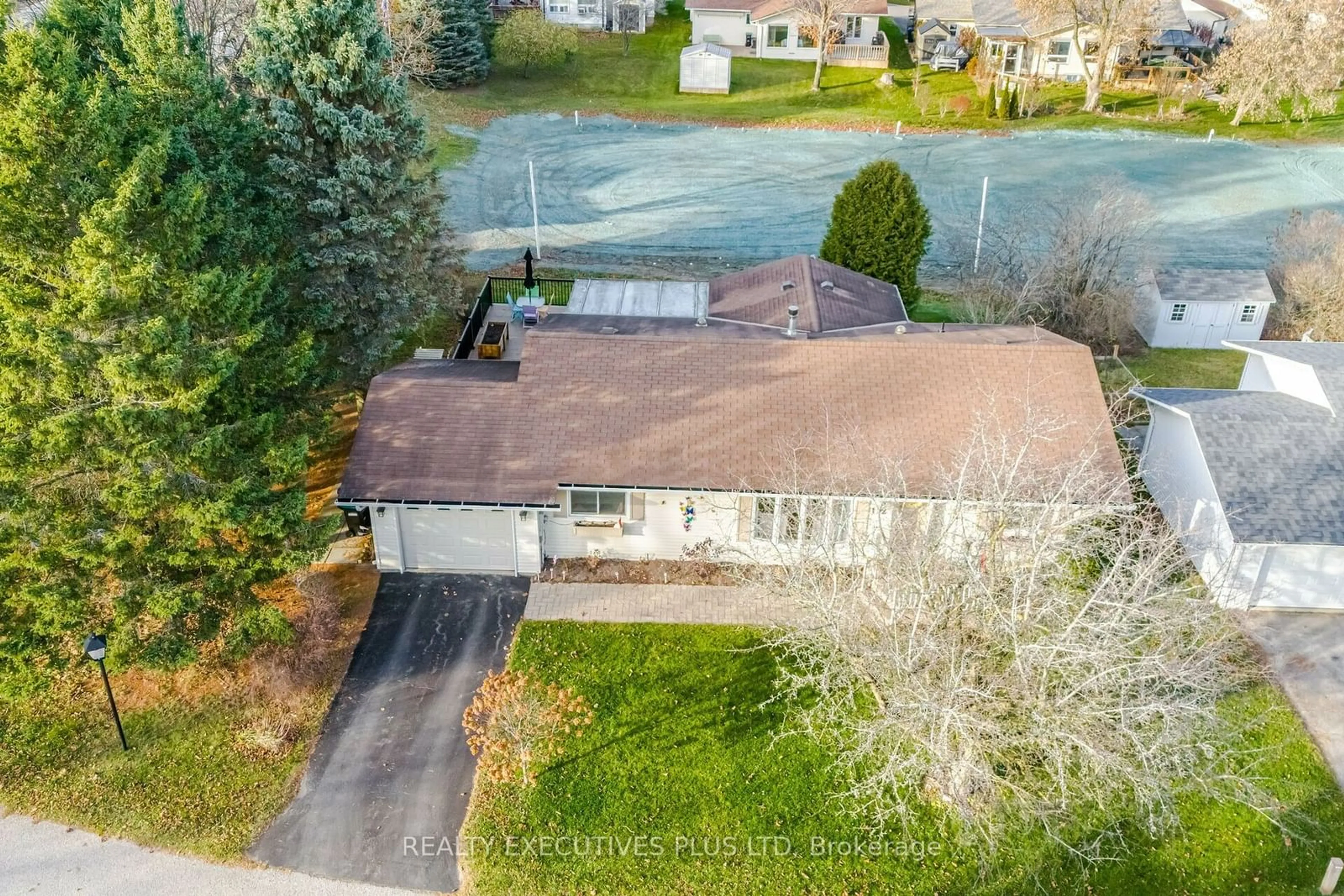 Frontside or backside of a home, the street view for 112 Tecumseth Pines Dr, New Tecumseth Ontario L0G 1W0