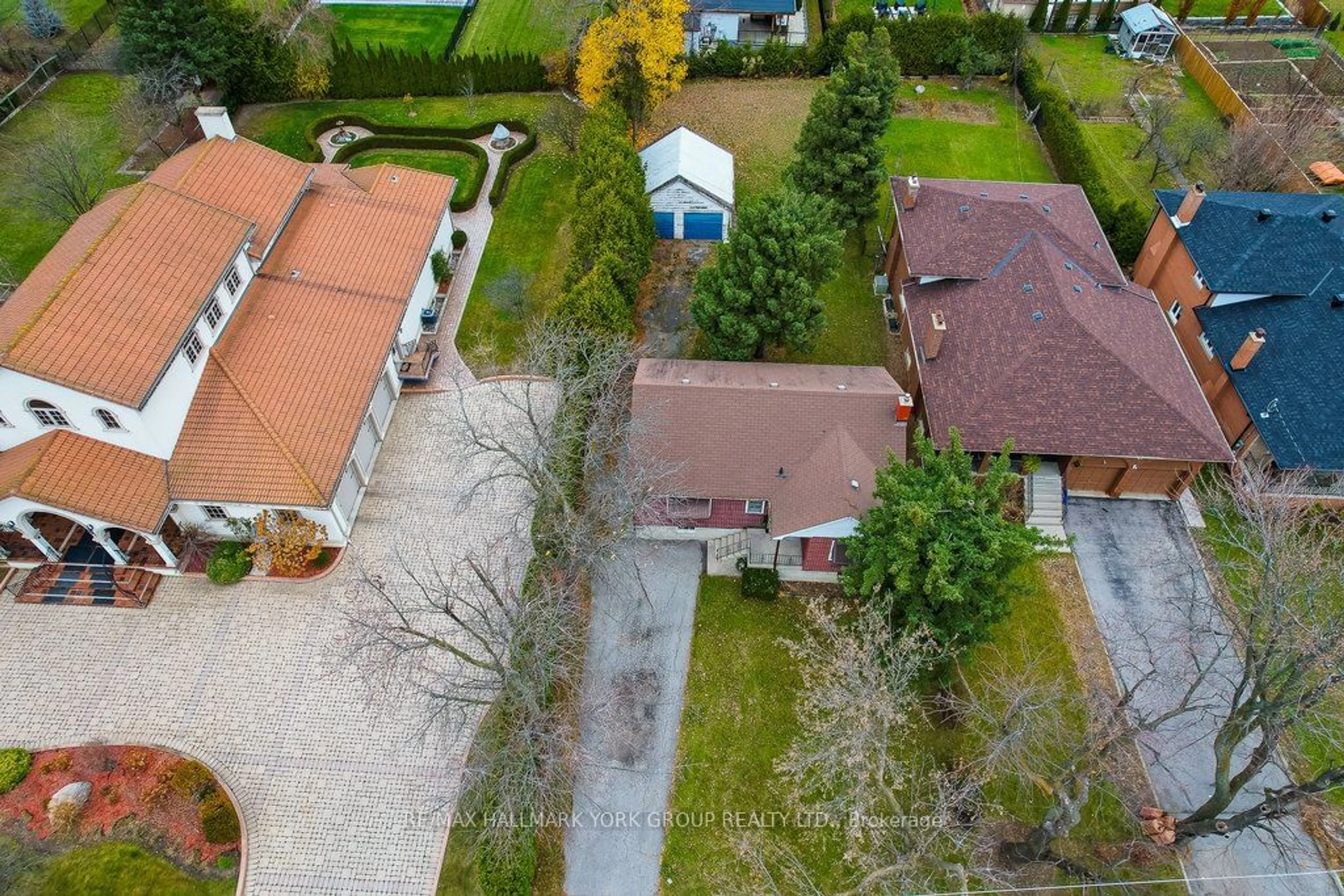 Frontside or backside of a home, the street view for 82 Oxford St, Richmond Hill Ontario L4C 4L5