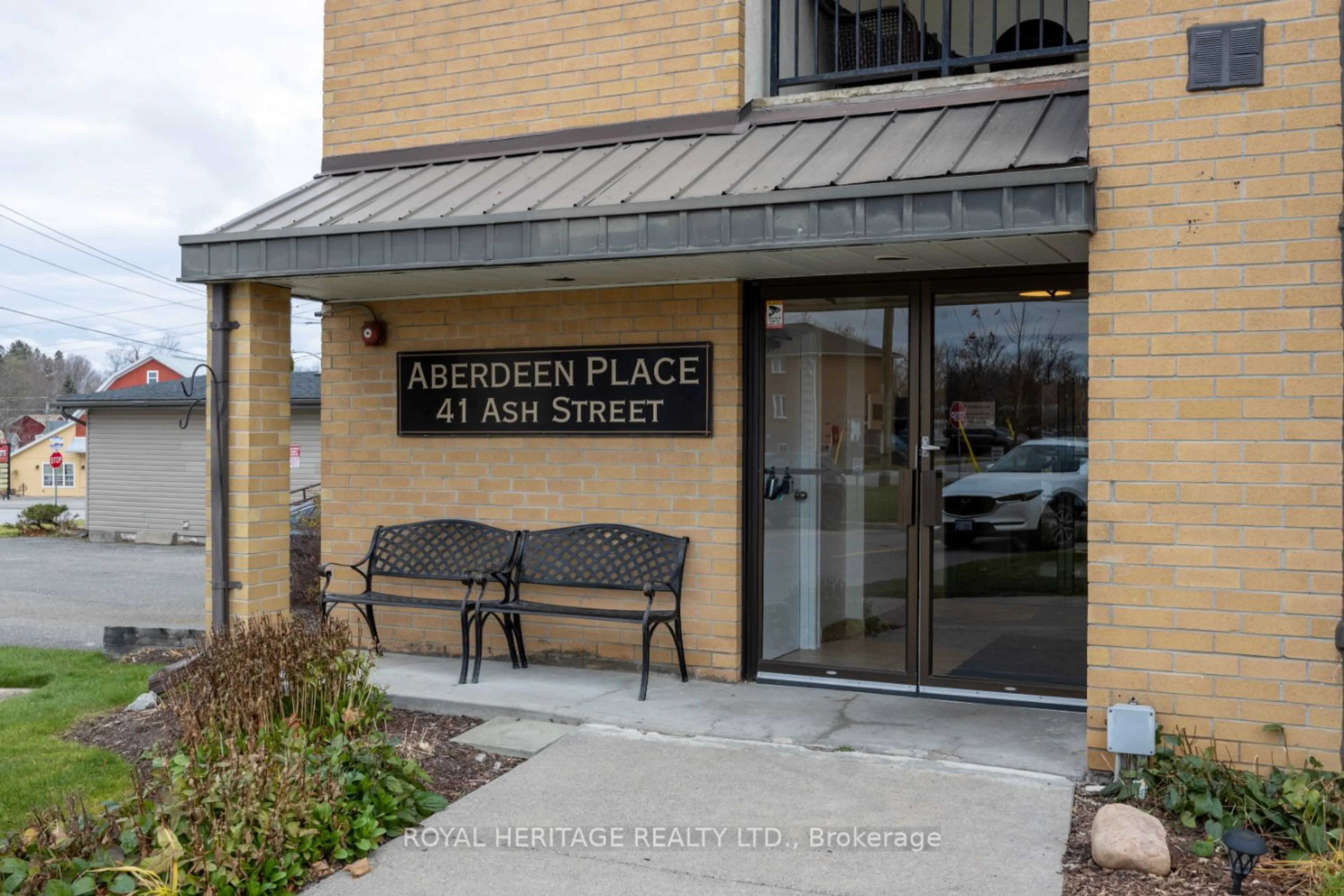 Indoor foyer for 41 Ash St #304, Uxbridge Ontario L9P 1E2