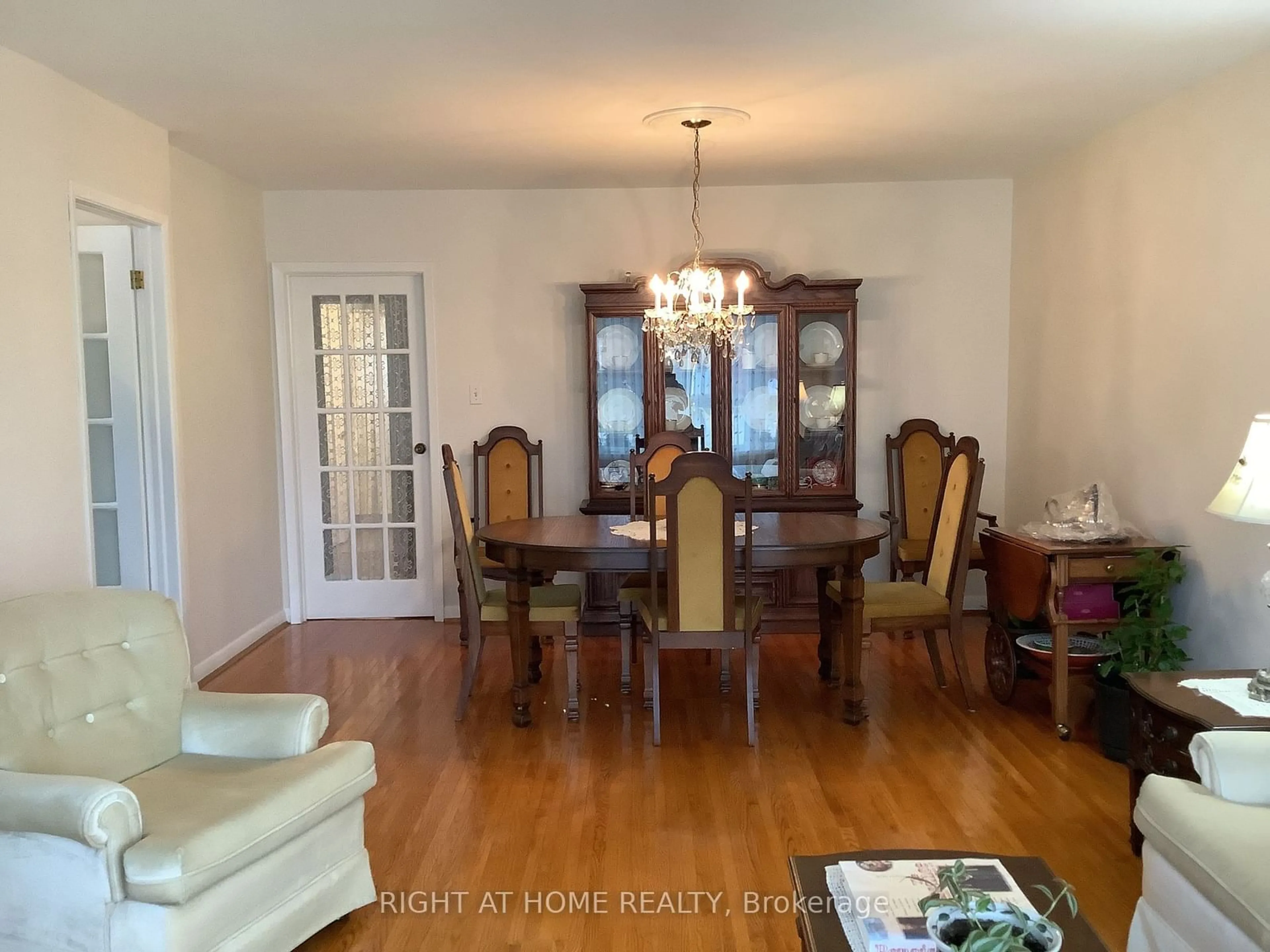 Dining room, wood floors for 8 DAVIS Rd, Aurora Ontario L4G 2B5