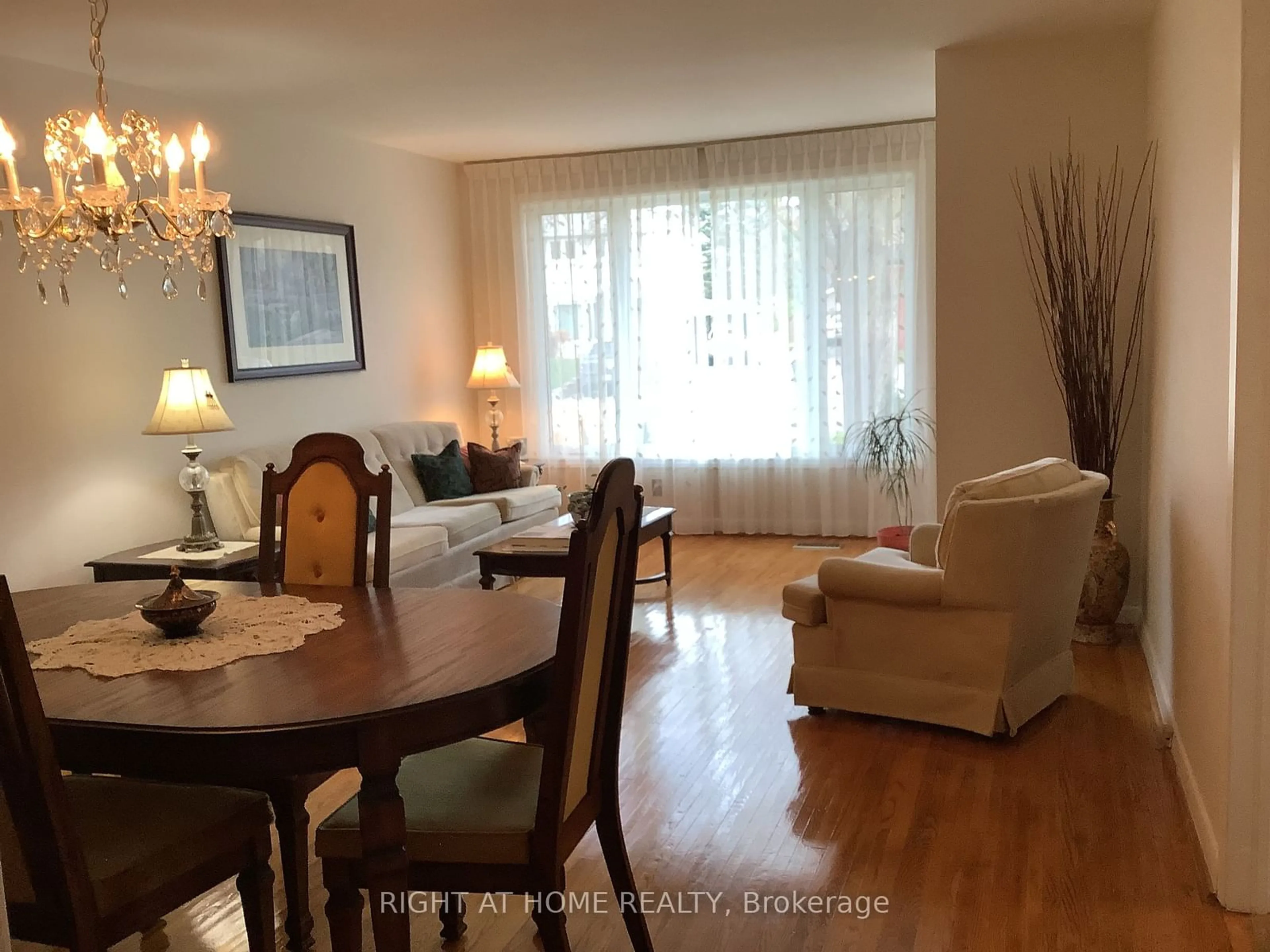 Dining room, wood floors for 8 DAVIS Rd, Aurora Ontario L4G 2B5