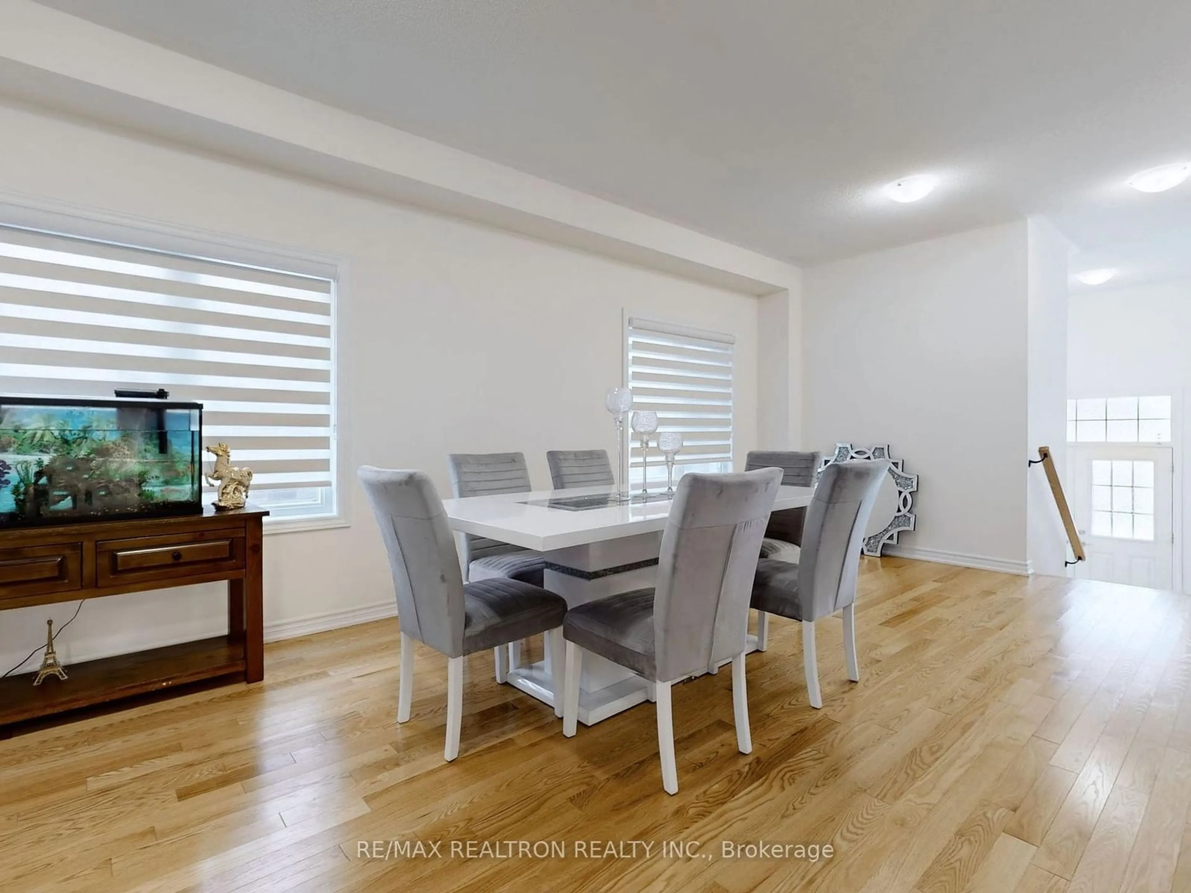 Dining room, wood floors for 362 Danny Wheeler Blvd, Georgina Ontario L4P 0K2