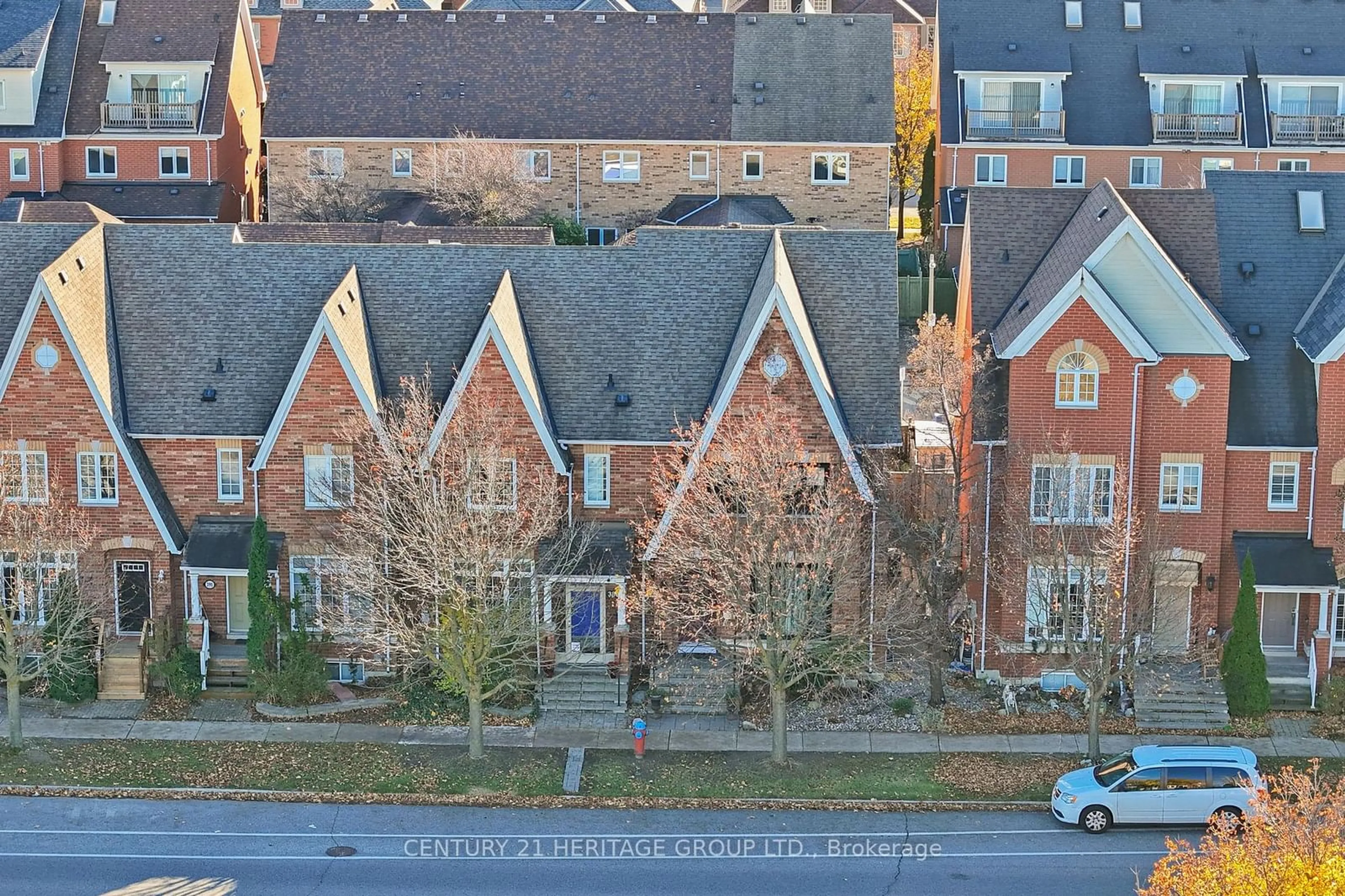 A pic from exterior of the house or condo, the street view for 389 Bantry Ave, Richmond Hill Ontario L4B 4E9