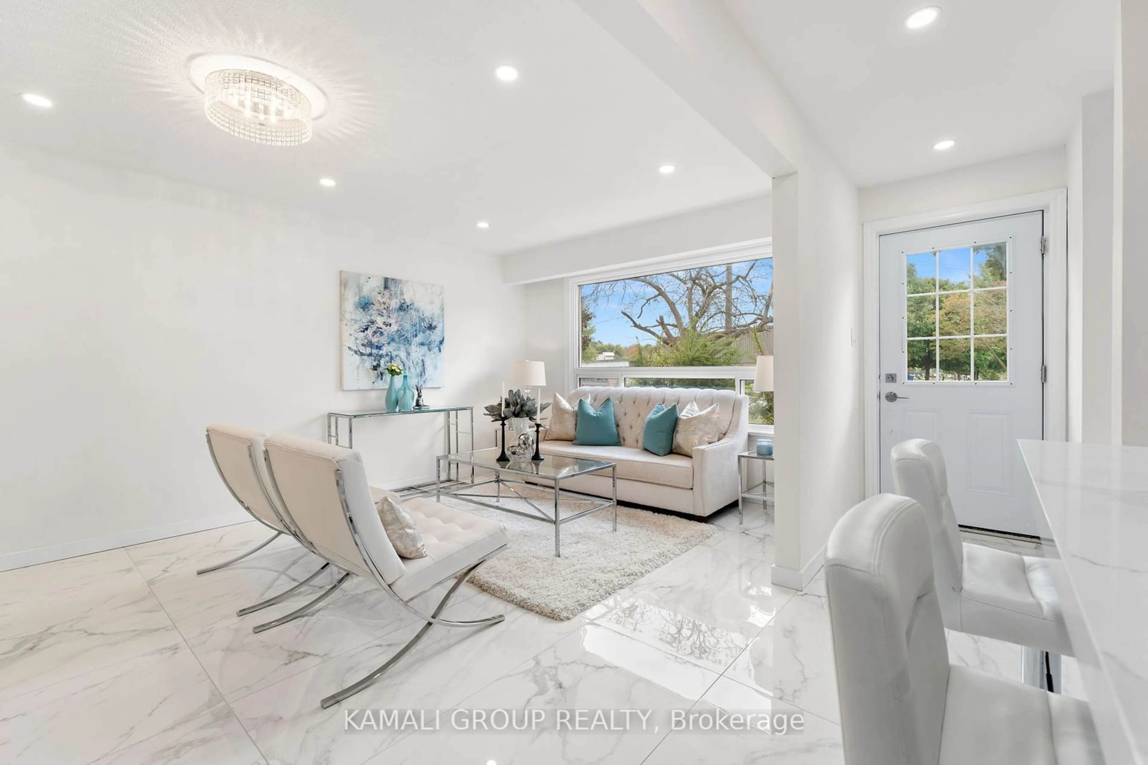 Living room, ceramic floors for 122 Longford Dr, Newmarket Ontario L3Y 2Y5