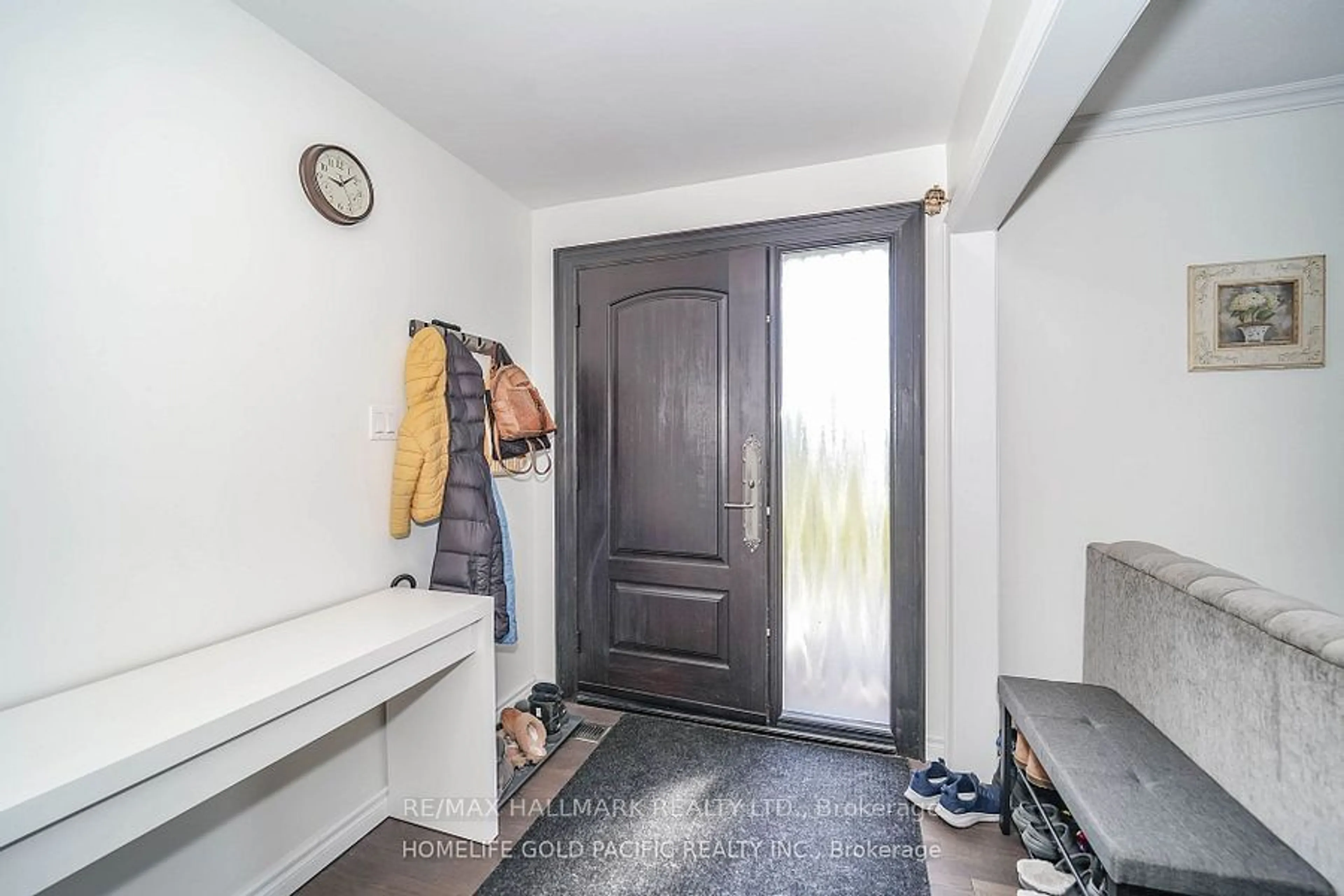 Indoor entryway, cement floor for 303 Wenlock Ave, Richmond Hill Ontario L4C 1M6