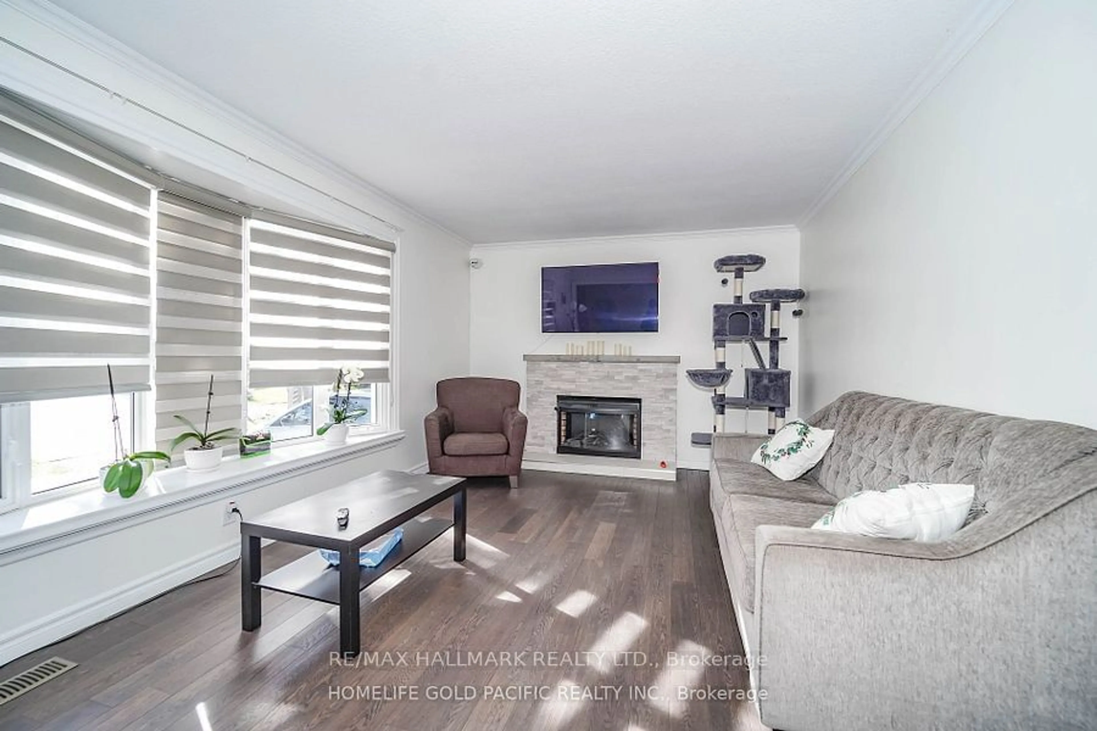 Living room, wood floors for 303 Wenlock Ave, Richmond Hill Ontario L4C 1M6