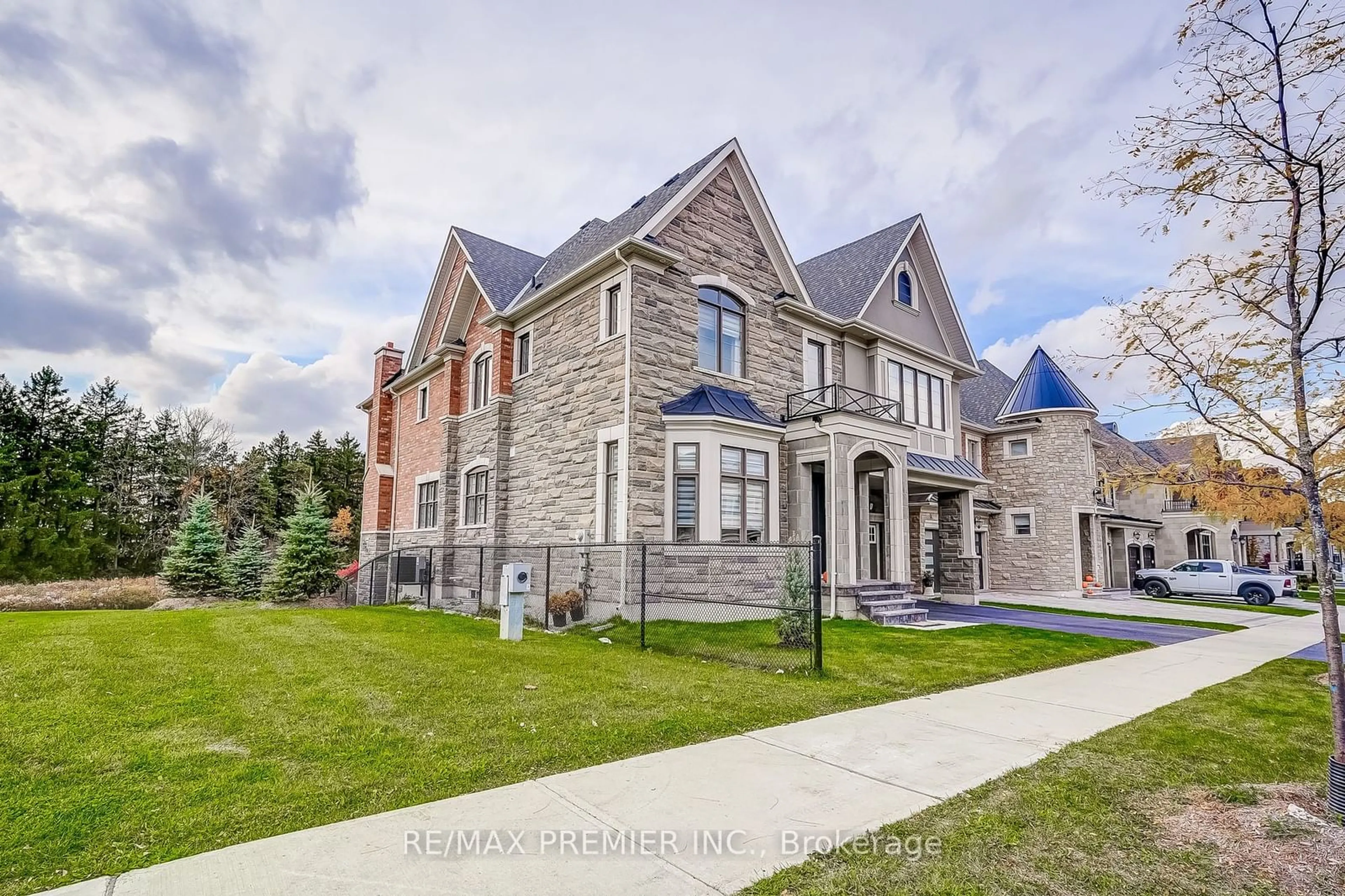 A pic from exterior of the house or condo, the street view for 157 Klein Mills Rd, Vaughan Ontario L4H 4W4