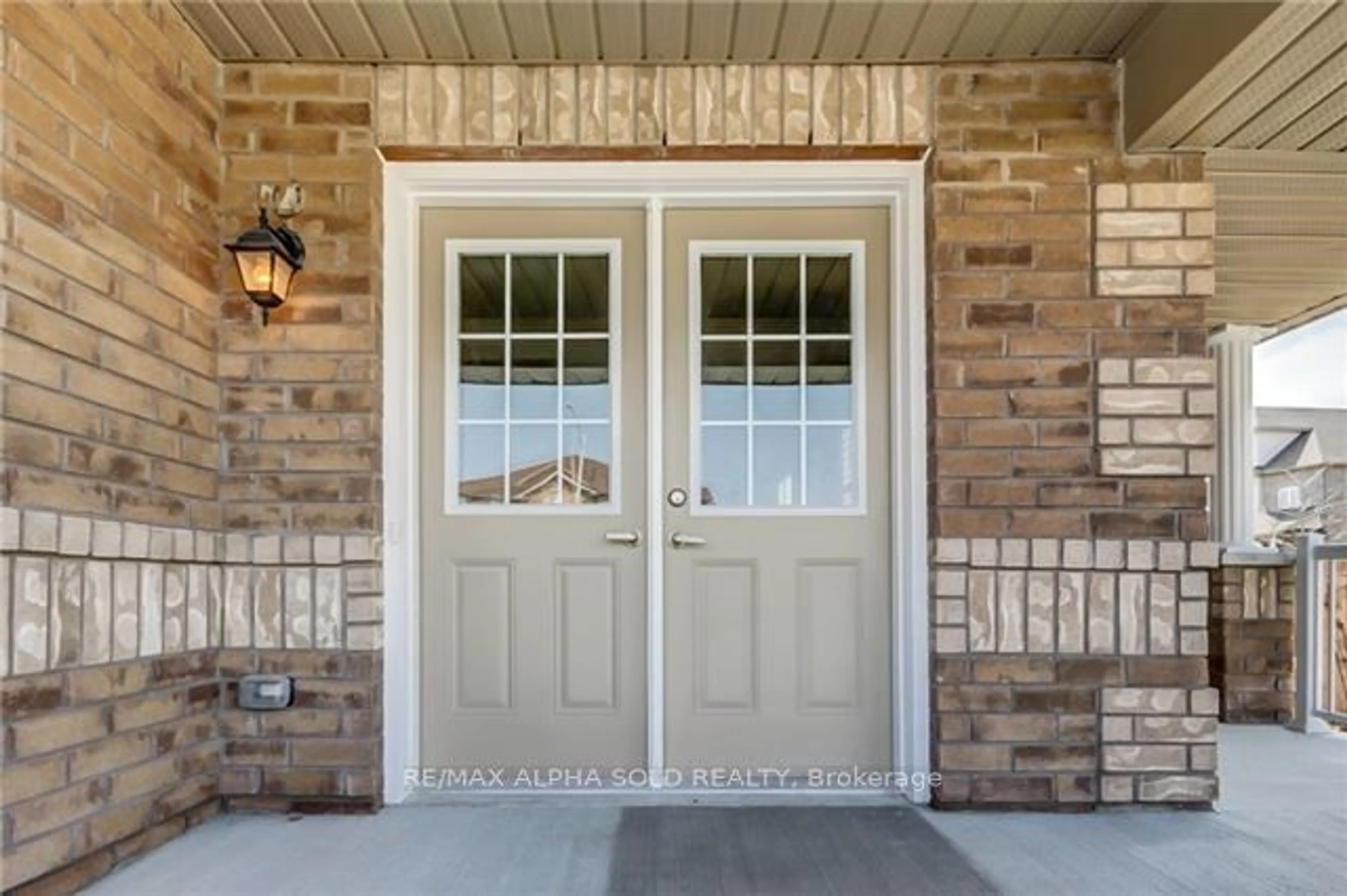 Indoor entryway, wood floors for 1435 Sheldon St, Innisfil Ontario L9S 0H8