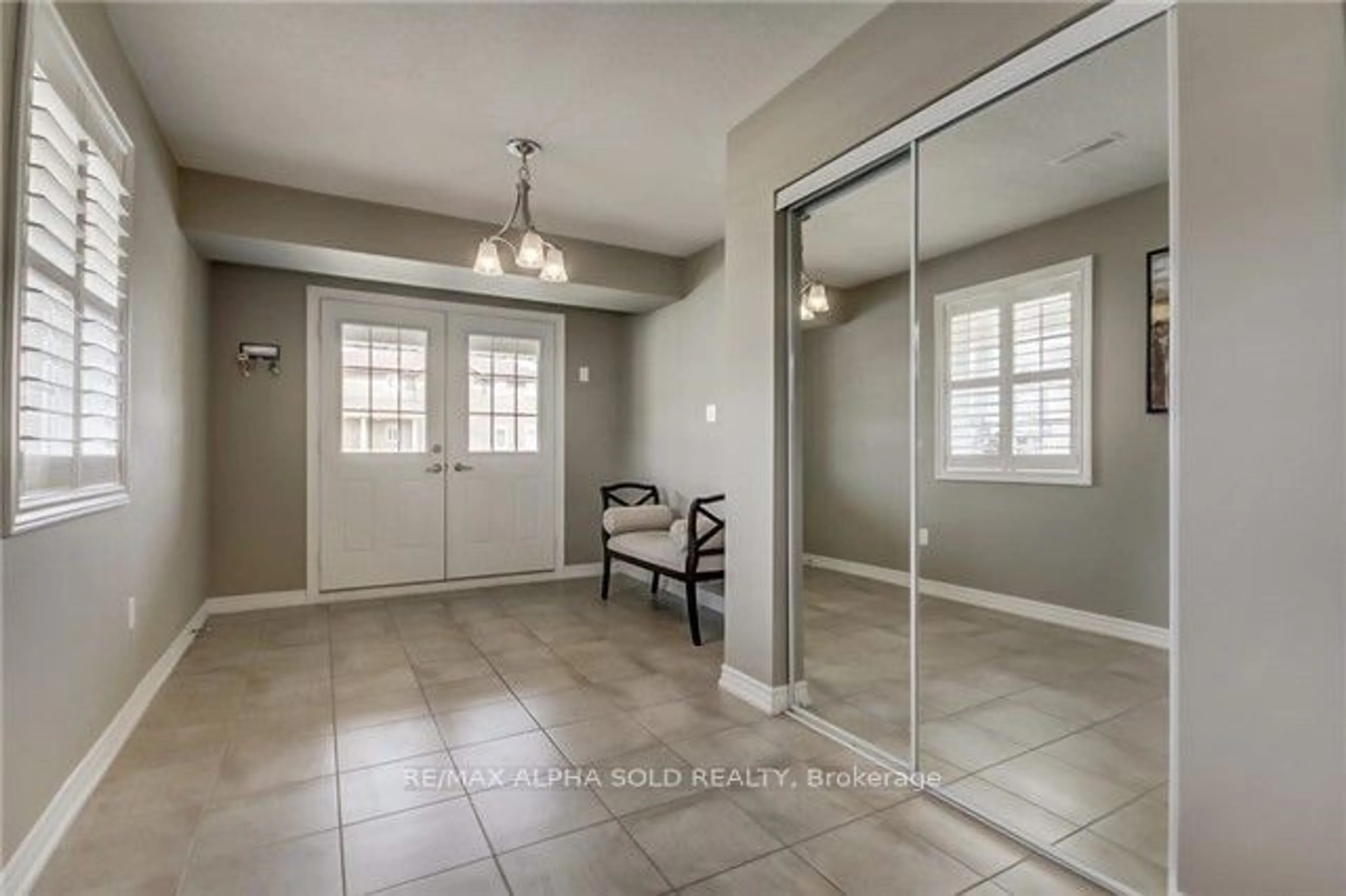 Indoor entryway, cement floor for 1435 Sheldon St, Innisfil Ontario L9S 0H8