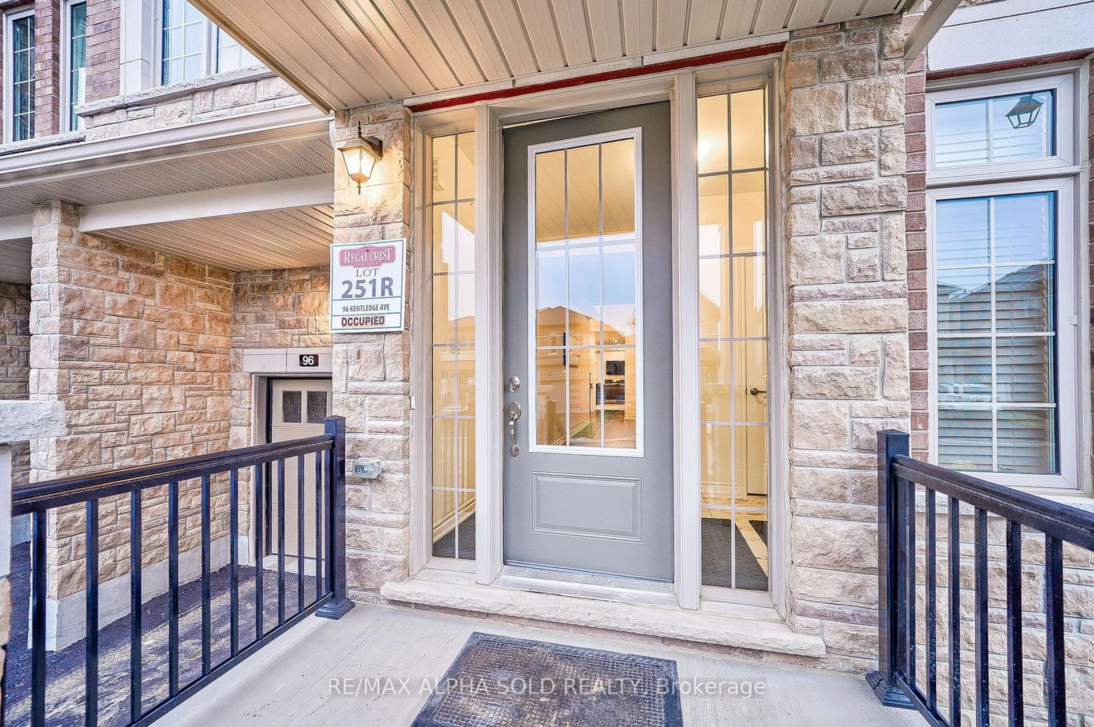 Indoor entryway, wood floors for 96 Kentledge Ave, East Gwillimbury Ontario L9N 0V9