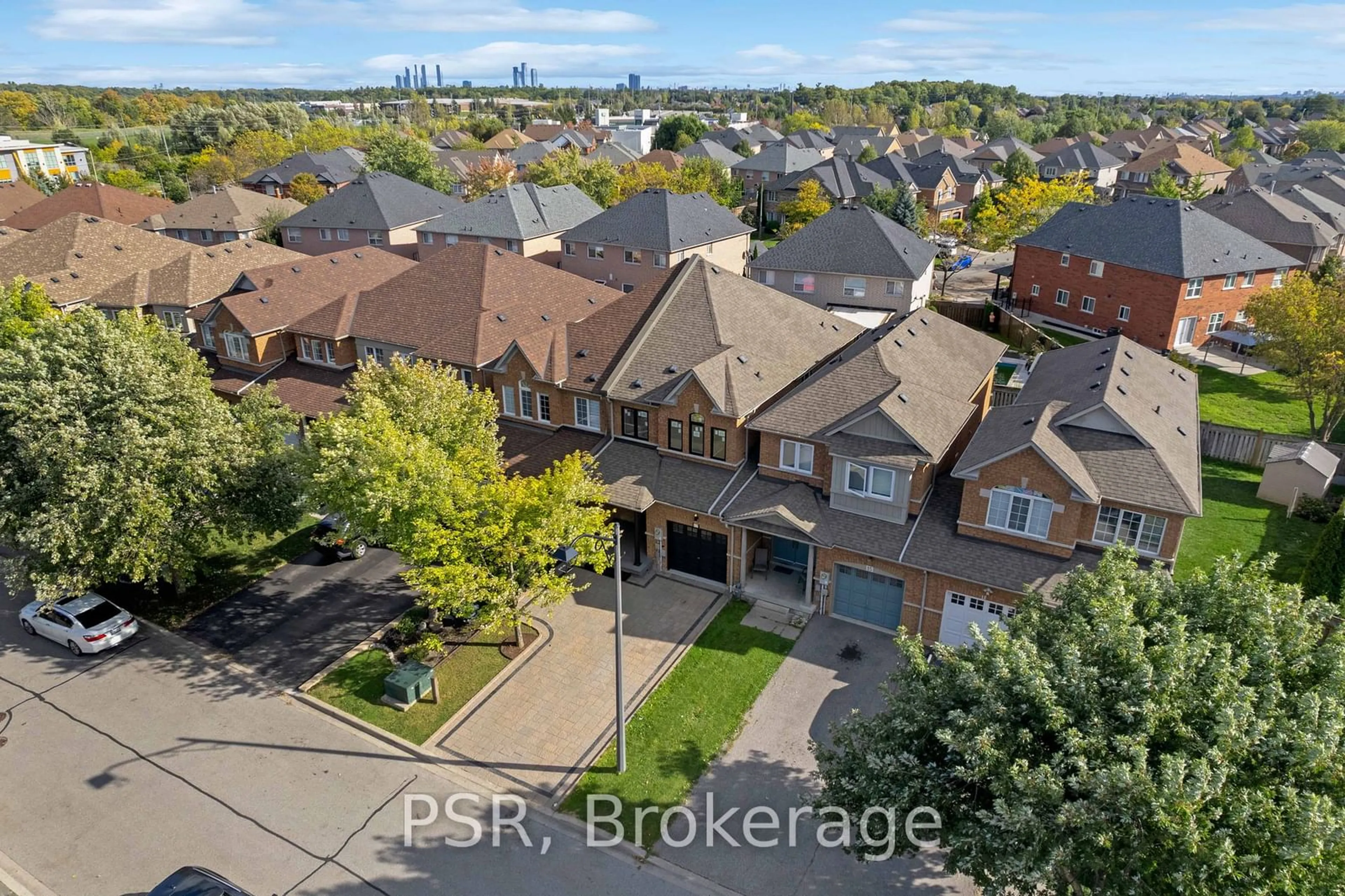 A pic from exterior of the house or condo, the street view for 17 Ronan Cres, Vaughan Ontario L4H 2J7