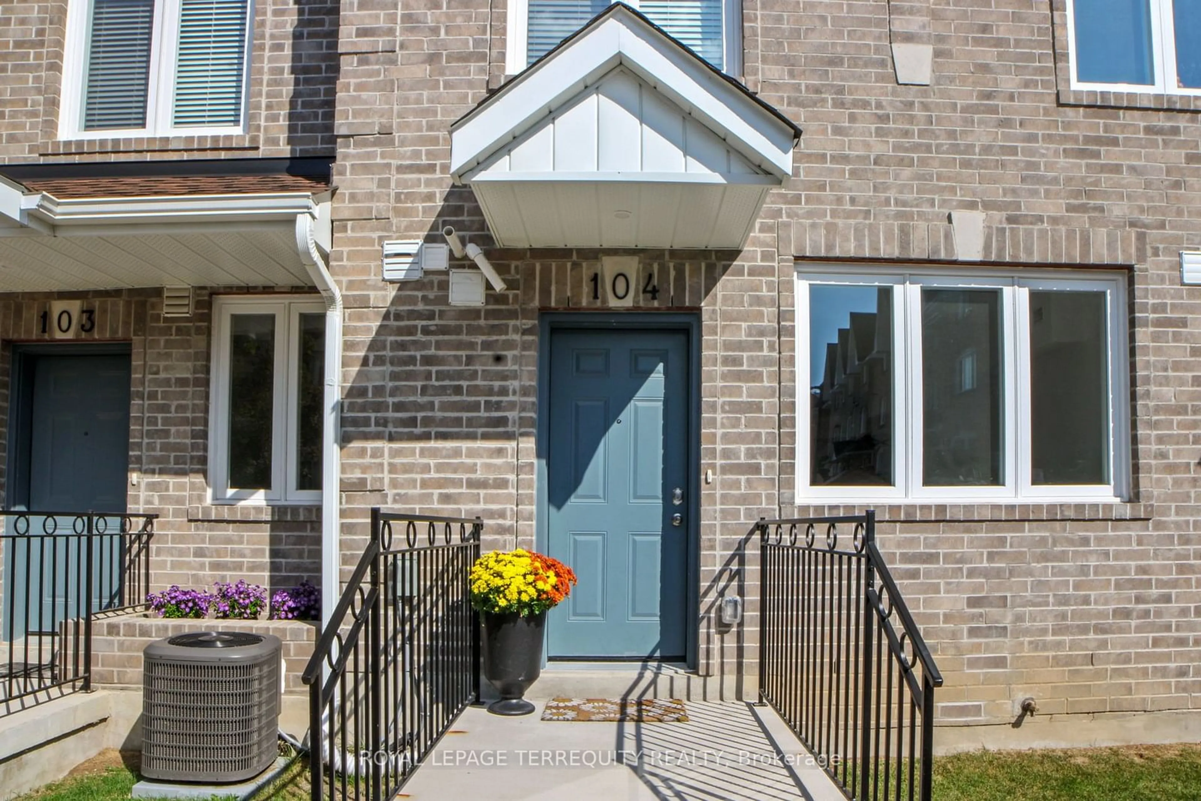 A pic from exterior of the house or condo, cottage for 75 Weldrick Rd #104, Richmond Hill Ontario L4C 0H9