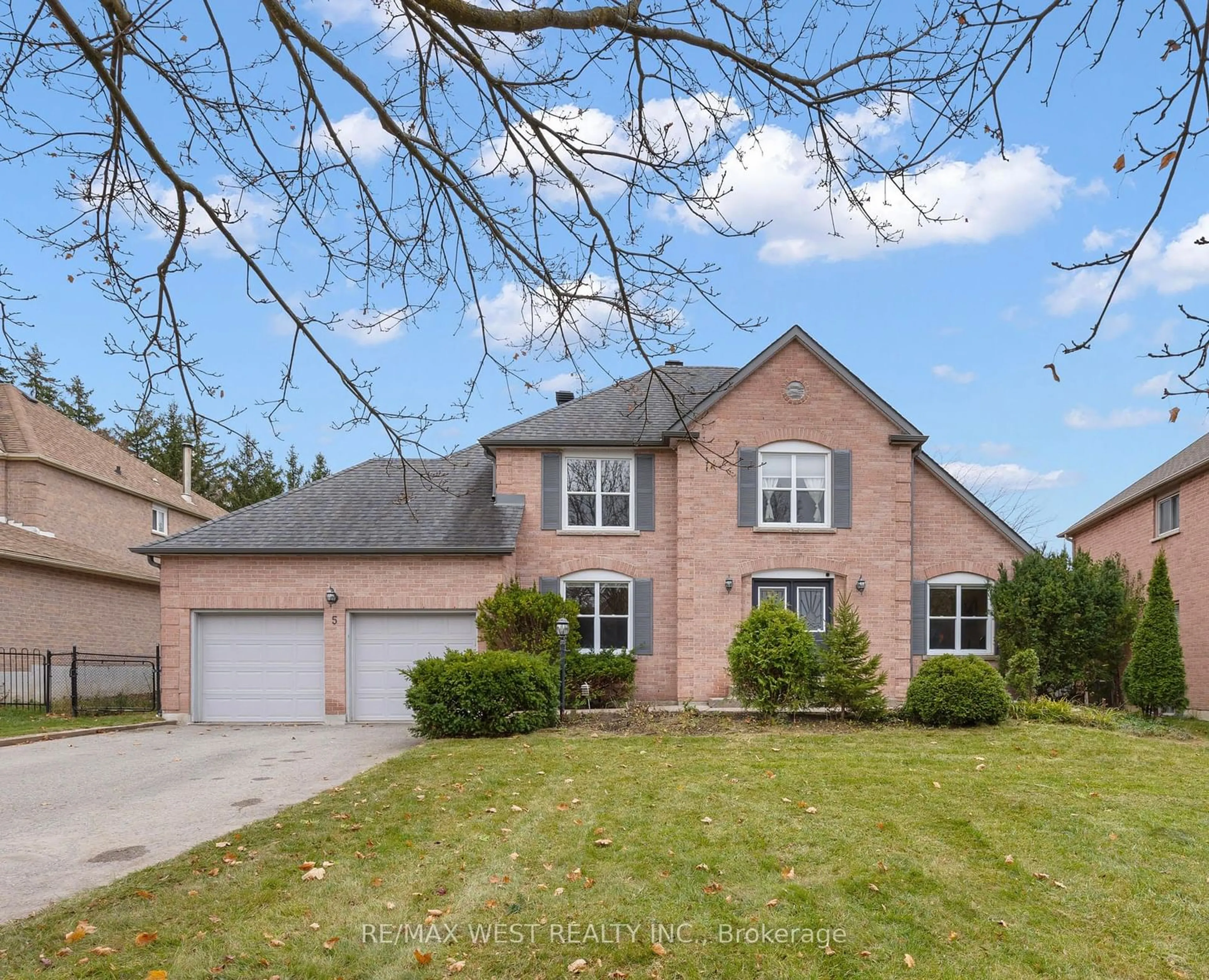 Frontside or backside of a home, the street view for 5 Harrowsmith Pl, Richmond Hill Ontario L4E 2K1