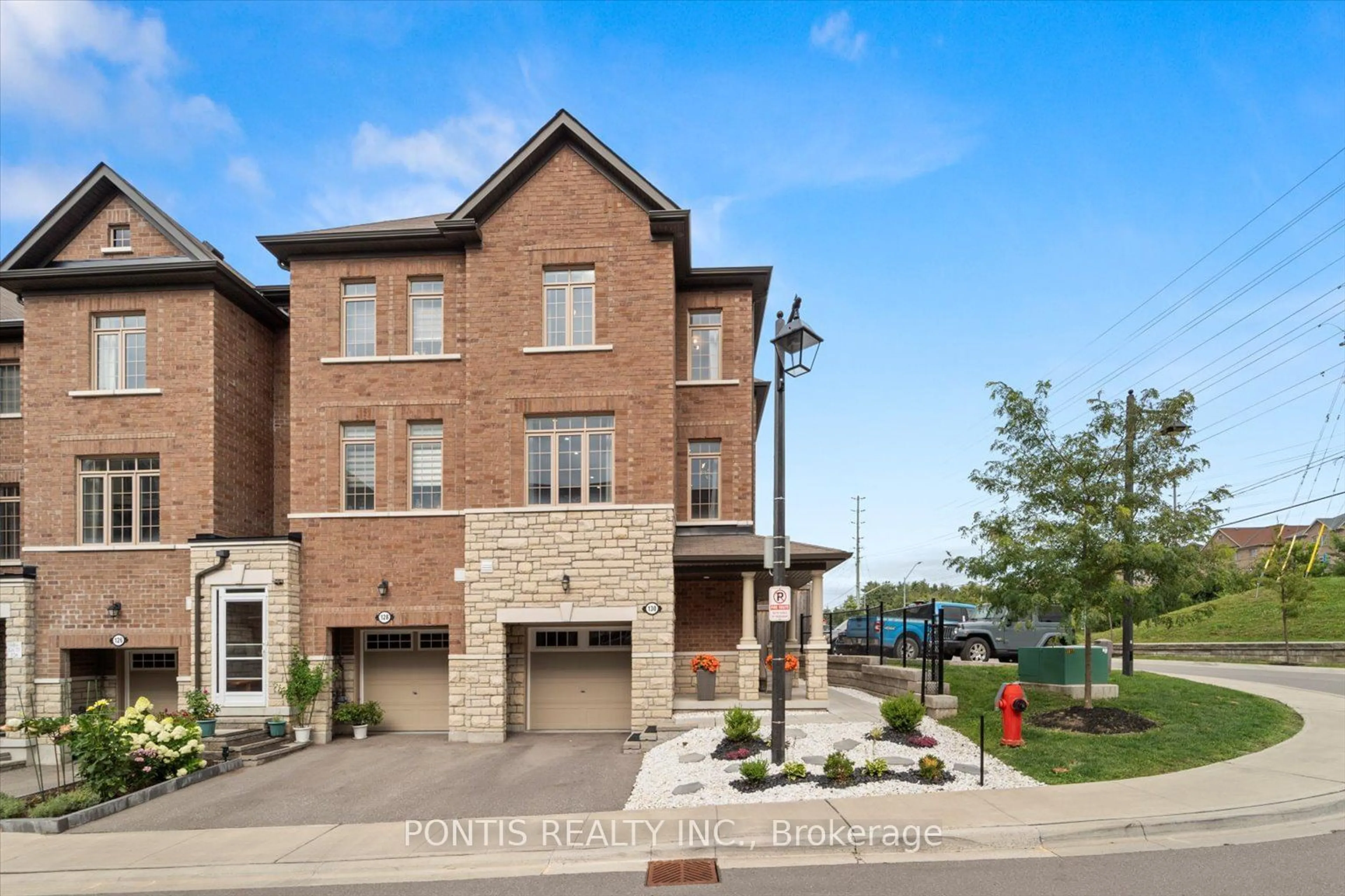 A pic from exterior of the house or condo, the street view for 130 Gordon Circ, Newmarket Ontario L3Y 0C9