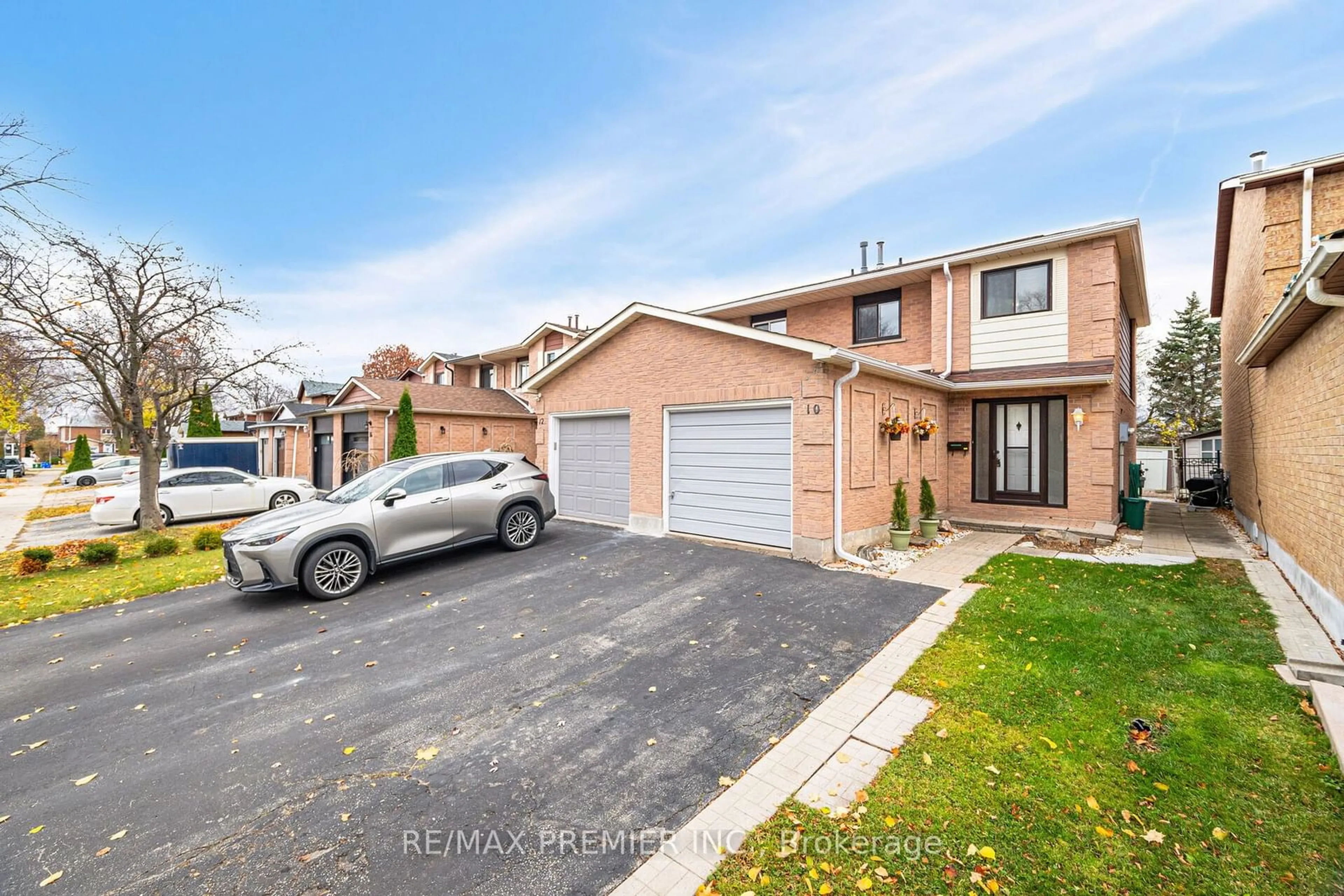 A pic from exterior of the house or condo, the street view for 10 Andrea Lane, Vaughan Ontario L4L 1E7