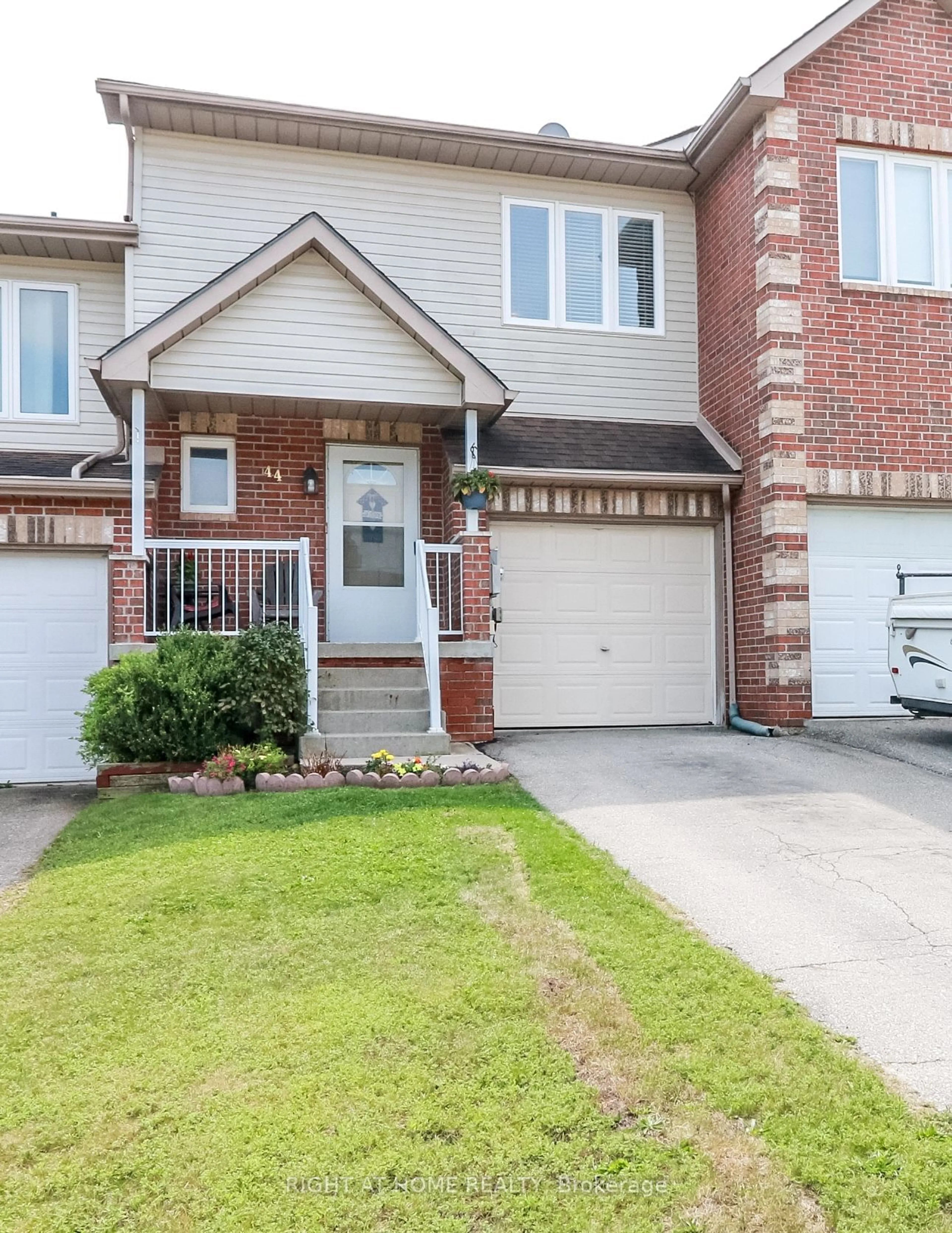 A pic from exterior of the house or condo, cottage for 44 Parkside Cres, Essa Ontario L3W 0K9