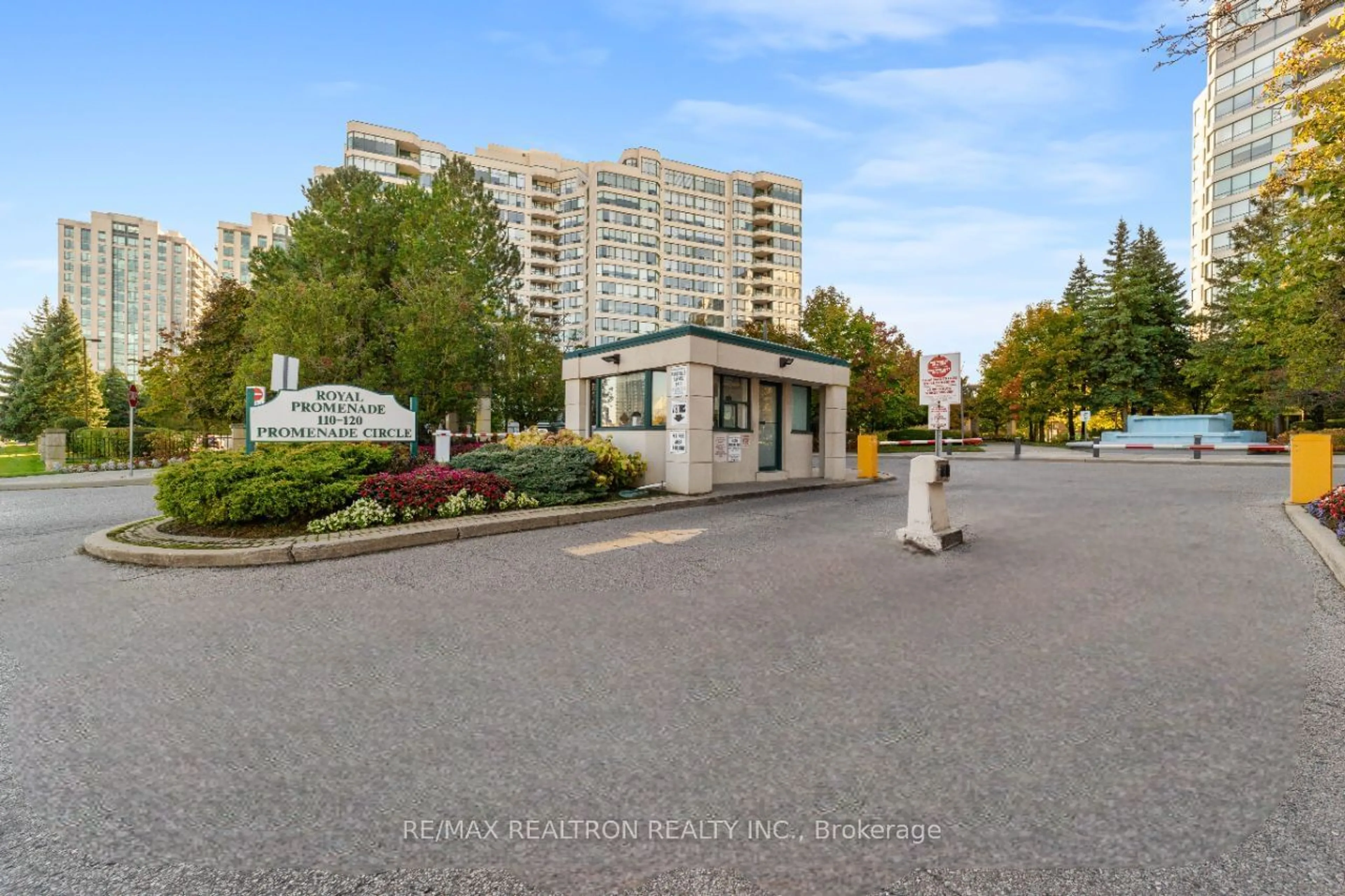 A pic from exterior of the house or condo, the street view for 110 Promenade Circ #1608, Vaughan Ontario L4J 7W8