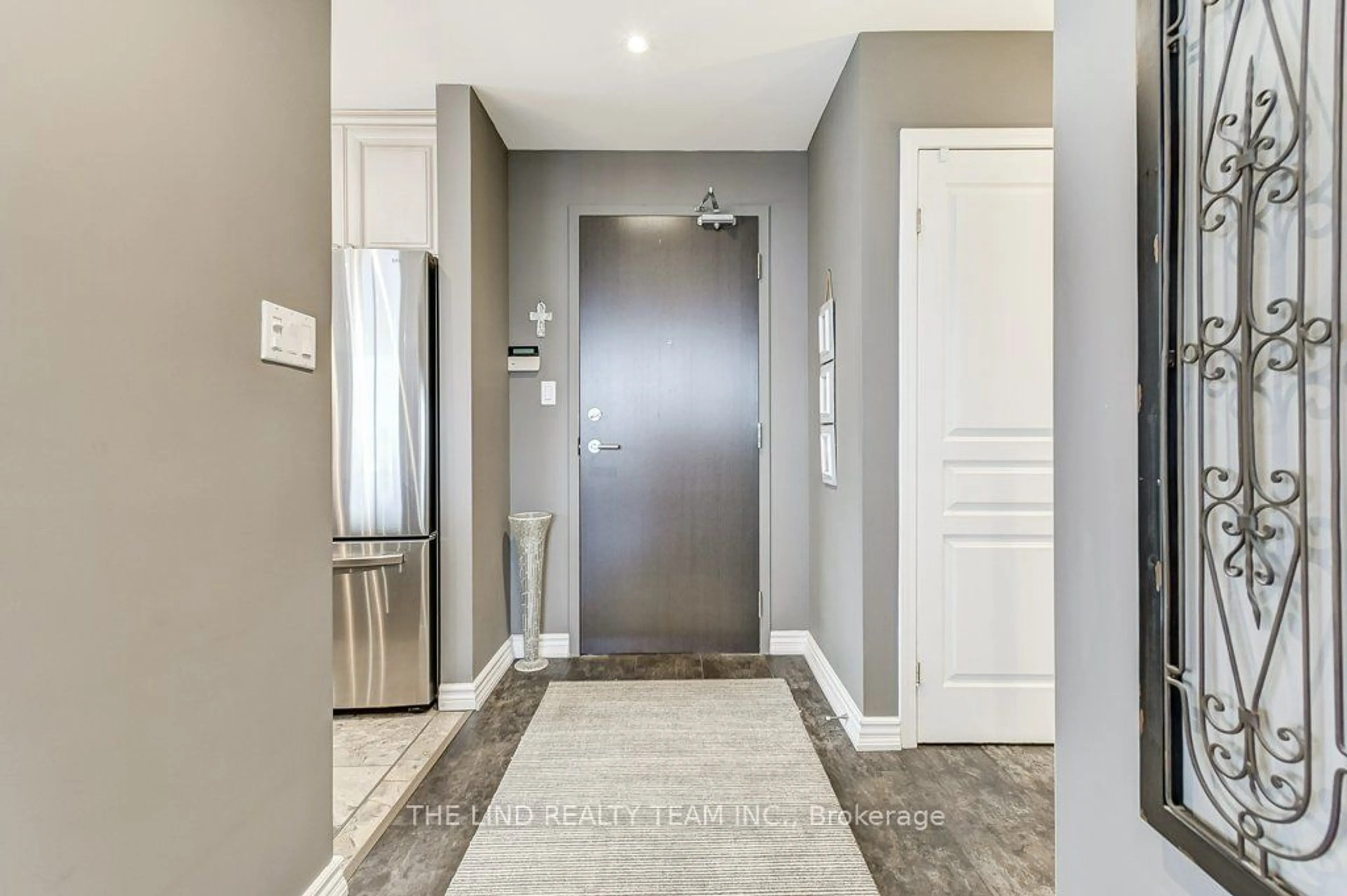 Indoor entryway, cement floor for 29 Northern Heights Dr #PH 10, Richmond Hill Ontario L4B 4L8