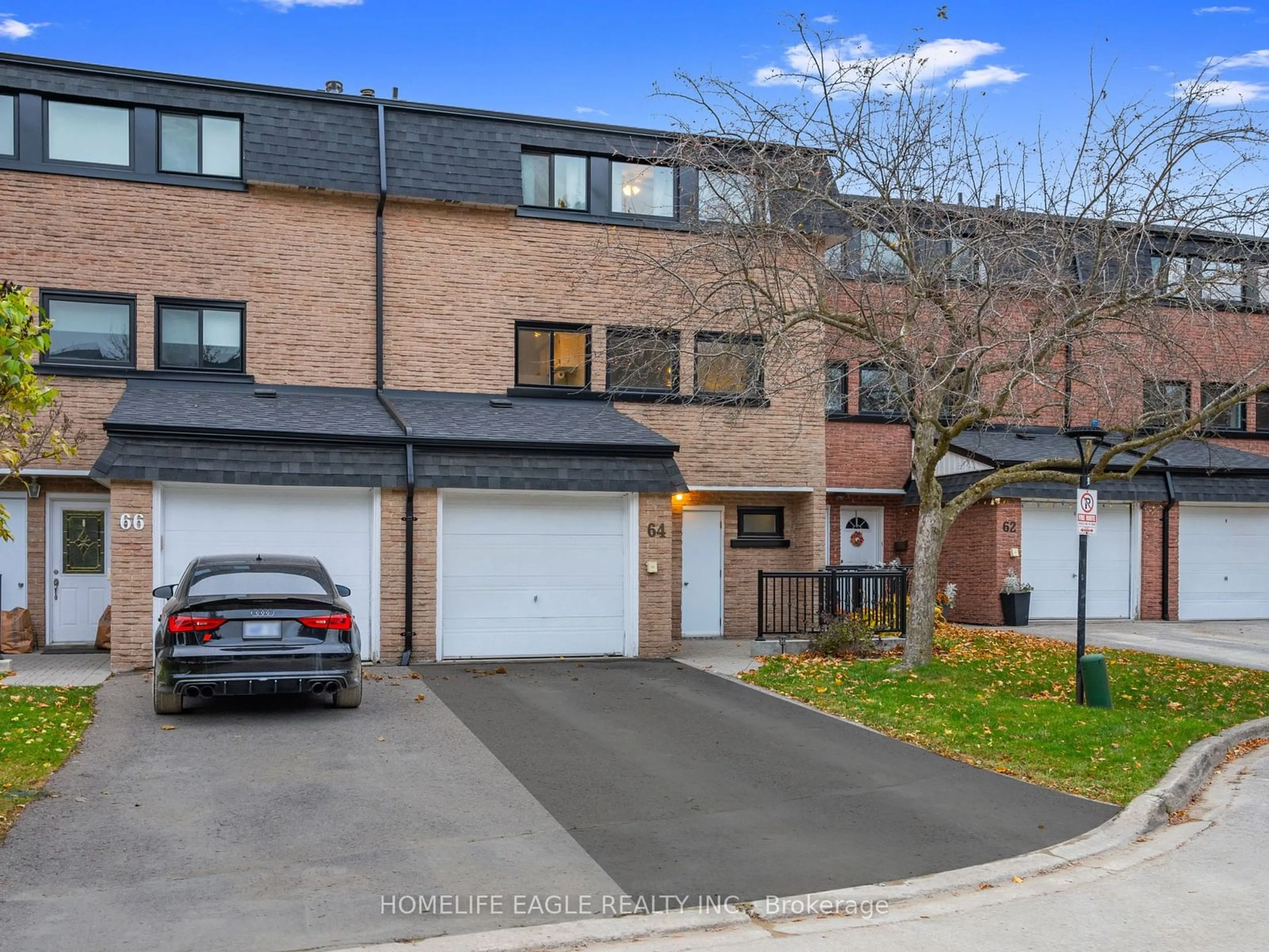 A pic from exterior of the house or condo, the street view for 64 Poplar Cres #47, Aurora Ontario L4G 3L3