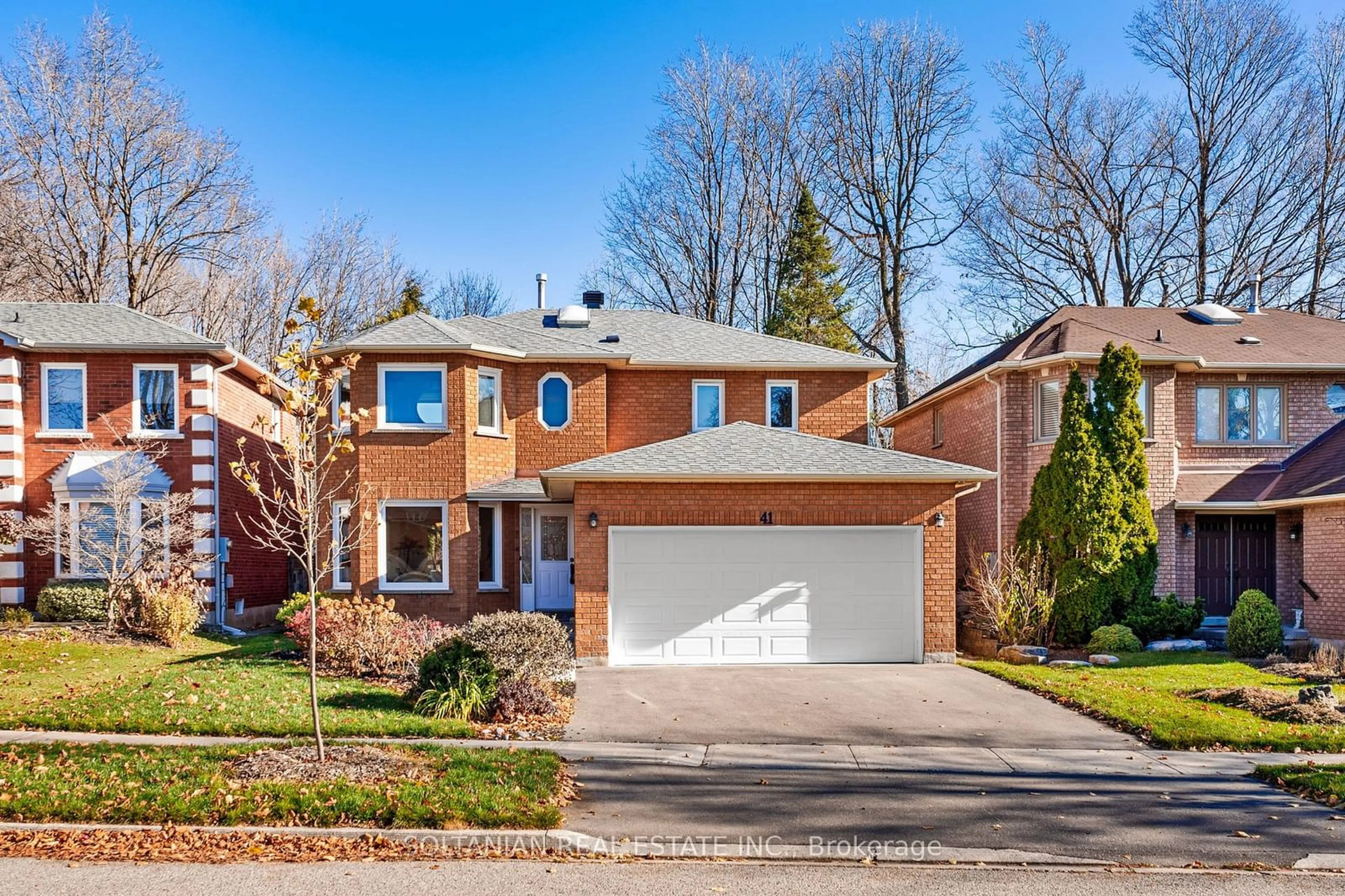 Frontside or backside of a home, the street view for 41 Red Oak Dr, Richmond Hill Ontario L4B 1W1