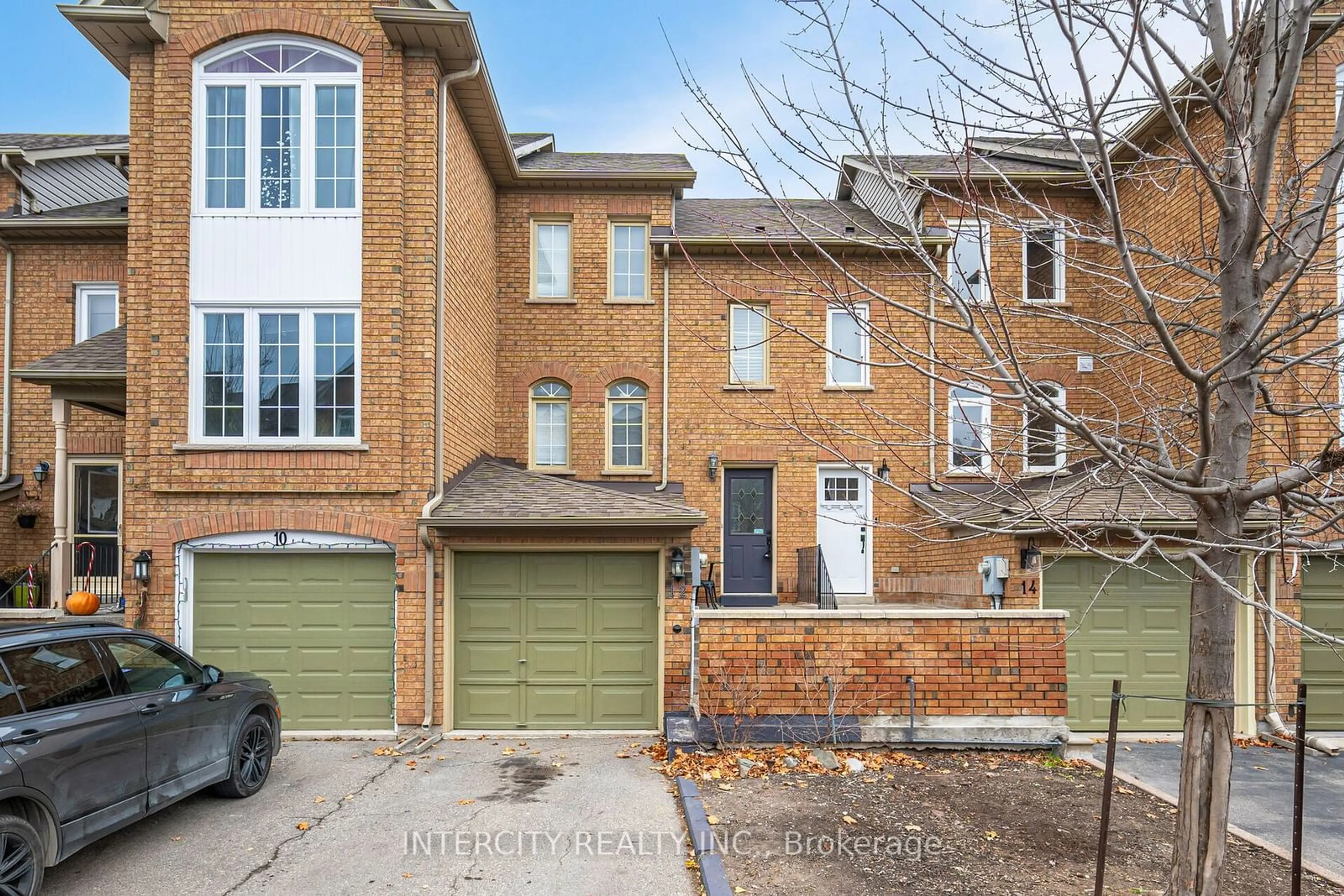 A pic from exterior of the house or condo, the street view for 12 Larissa Crt #6, Vaughan Ontario L6A 2K8