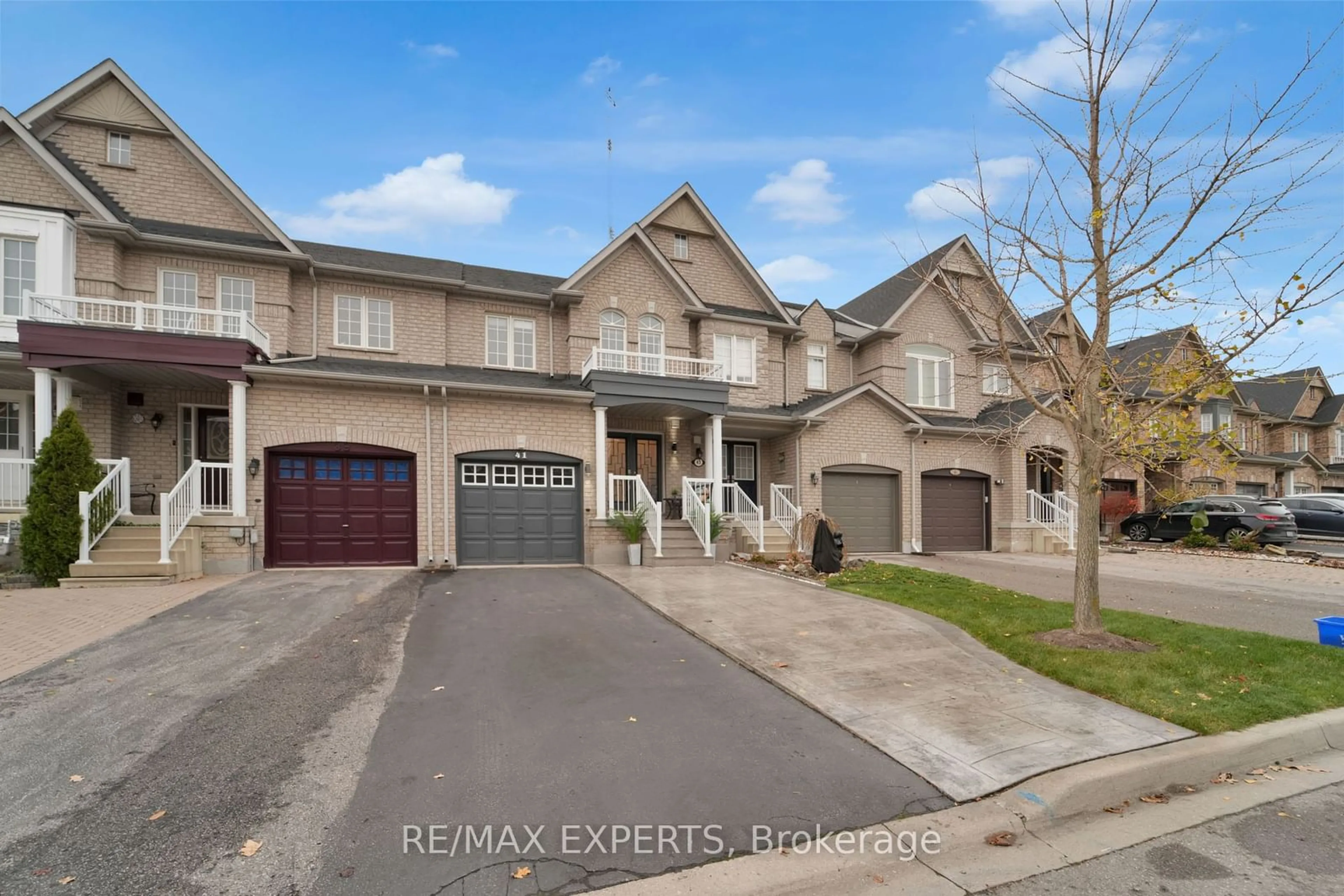 Frontside or backside of a home, the street view for 41 Crestbank Crt, Vaughan Ontario L6A 0B1