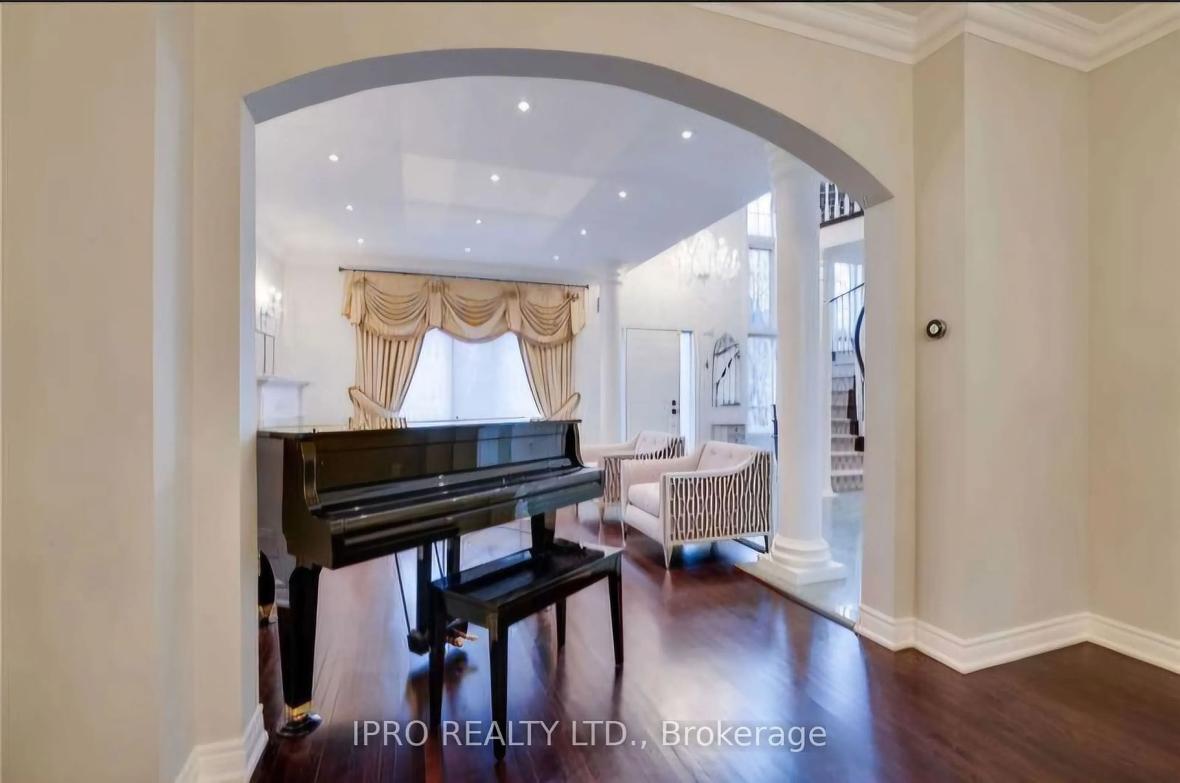 Indoor entryway, wood floors for 117 Theodore Pl, Vaughan Ontario L4J 8E3