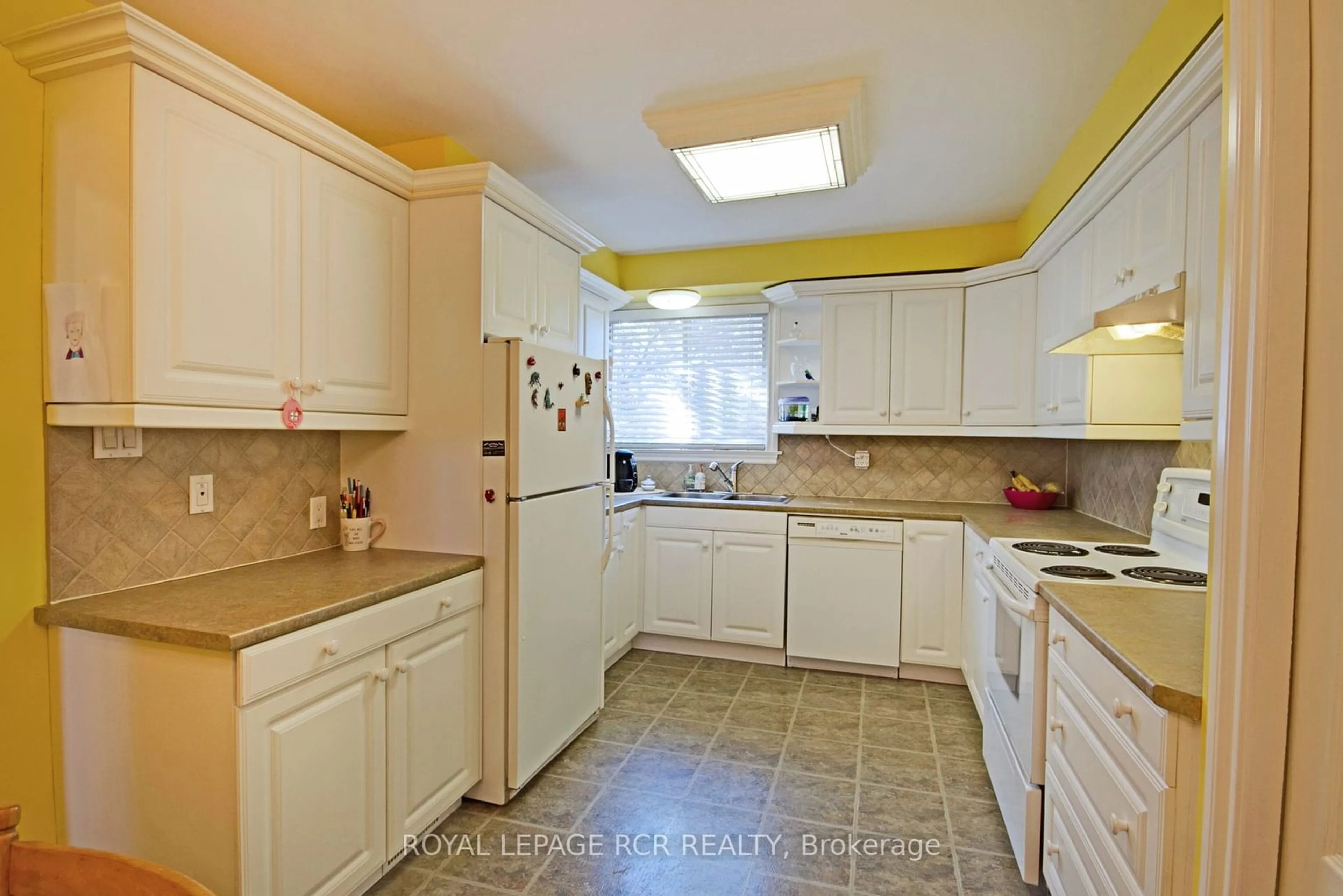 Standard kitchen, wood floors, cottage for 22 Henderson Dr, Aurora Ontario L4G 3L2