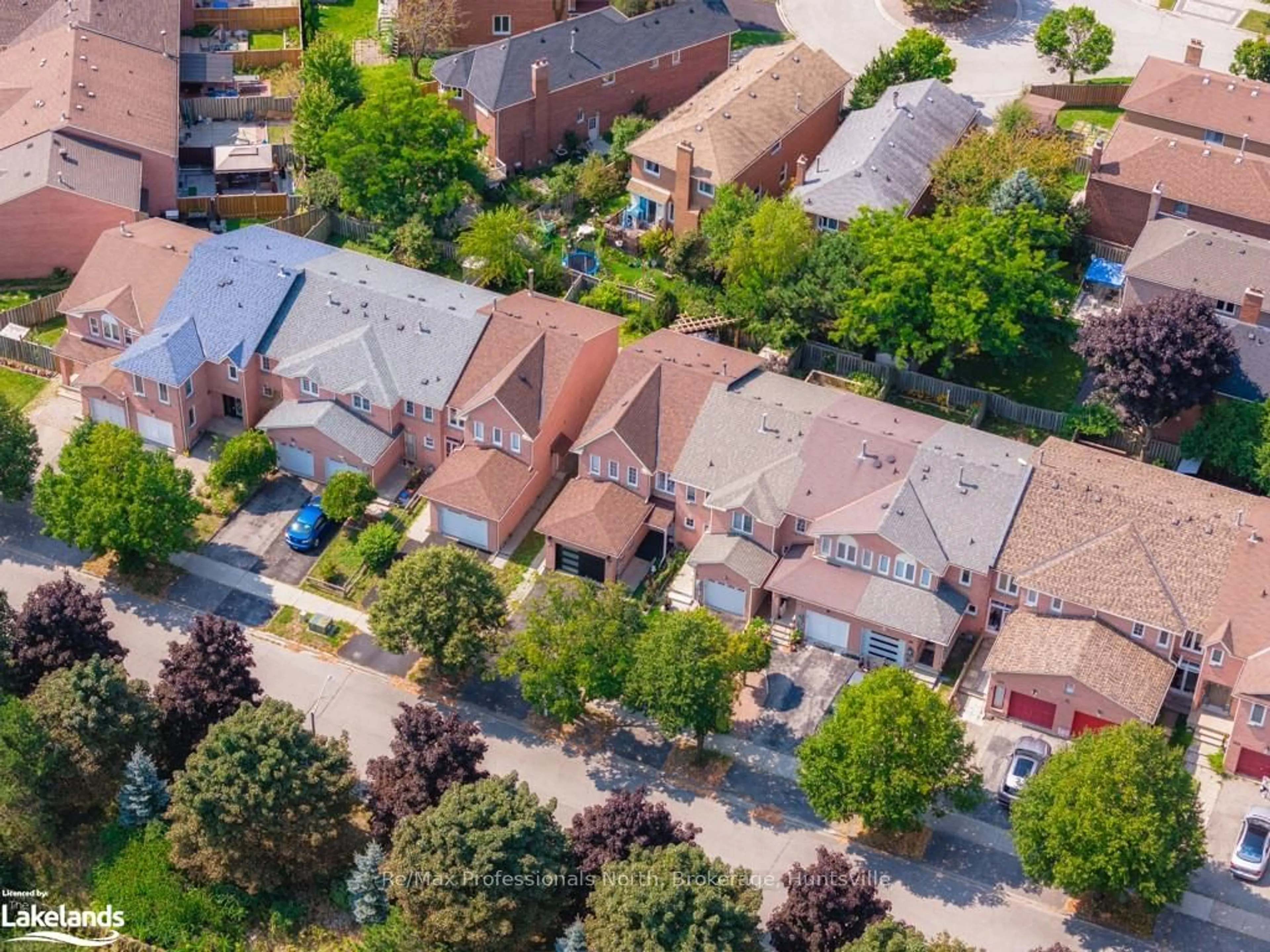 Frontside or backside of a home, the street view for 92 OLDHILL St, Richmond Hill Ontario L4C 9V1