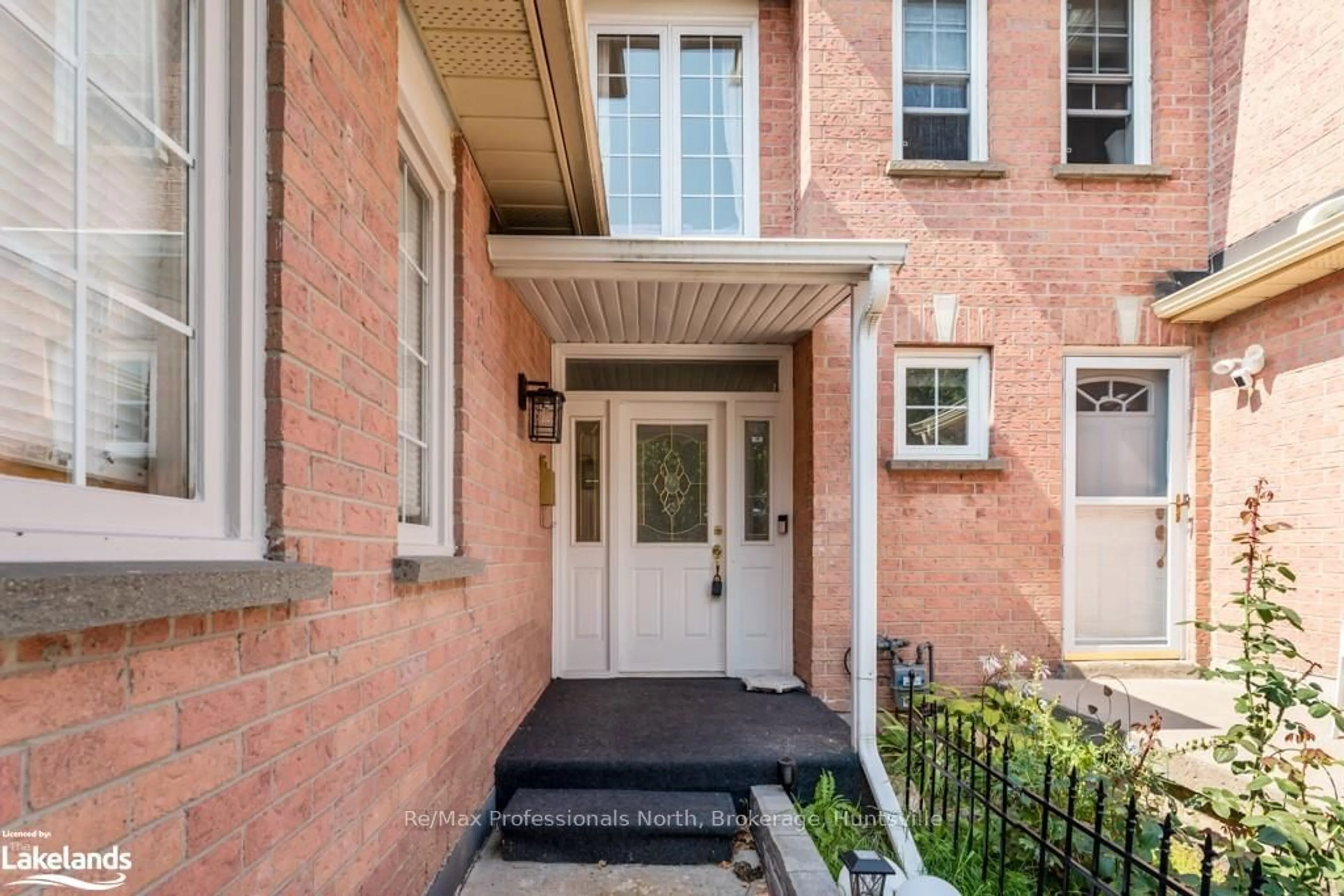 Home with brick exterior material for 92 OLDHILL St, Richmond Hill Ontario L4C 9V1