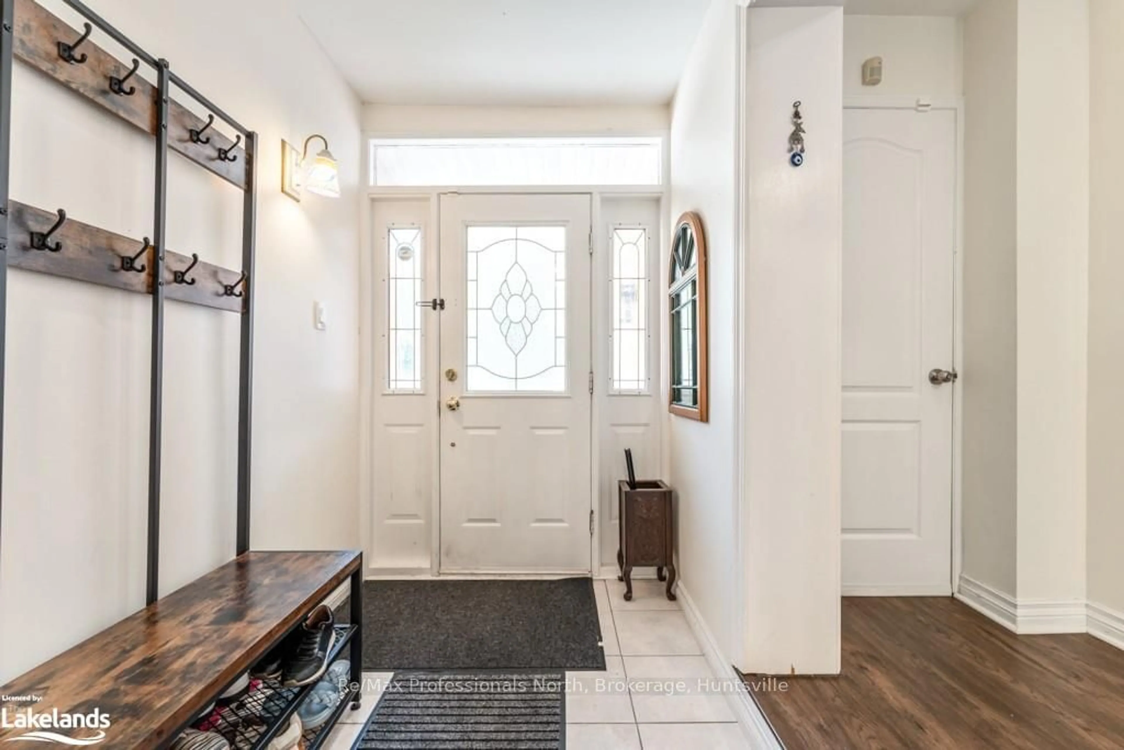 Indoor entryway, wood floors for 92 OLDHILL St, Richmond Hill Ontario L4C 9V1