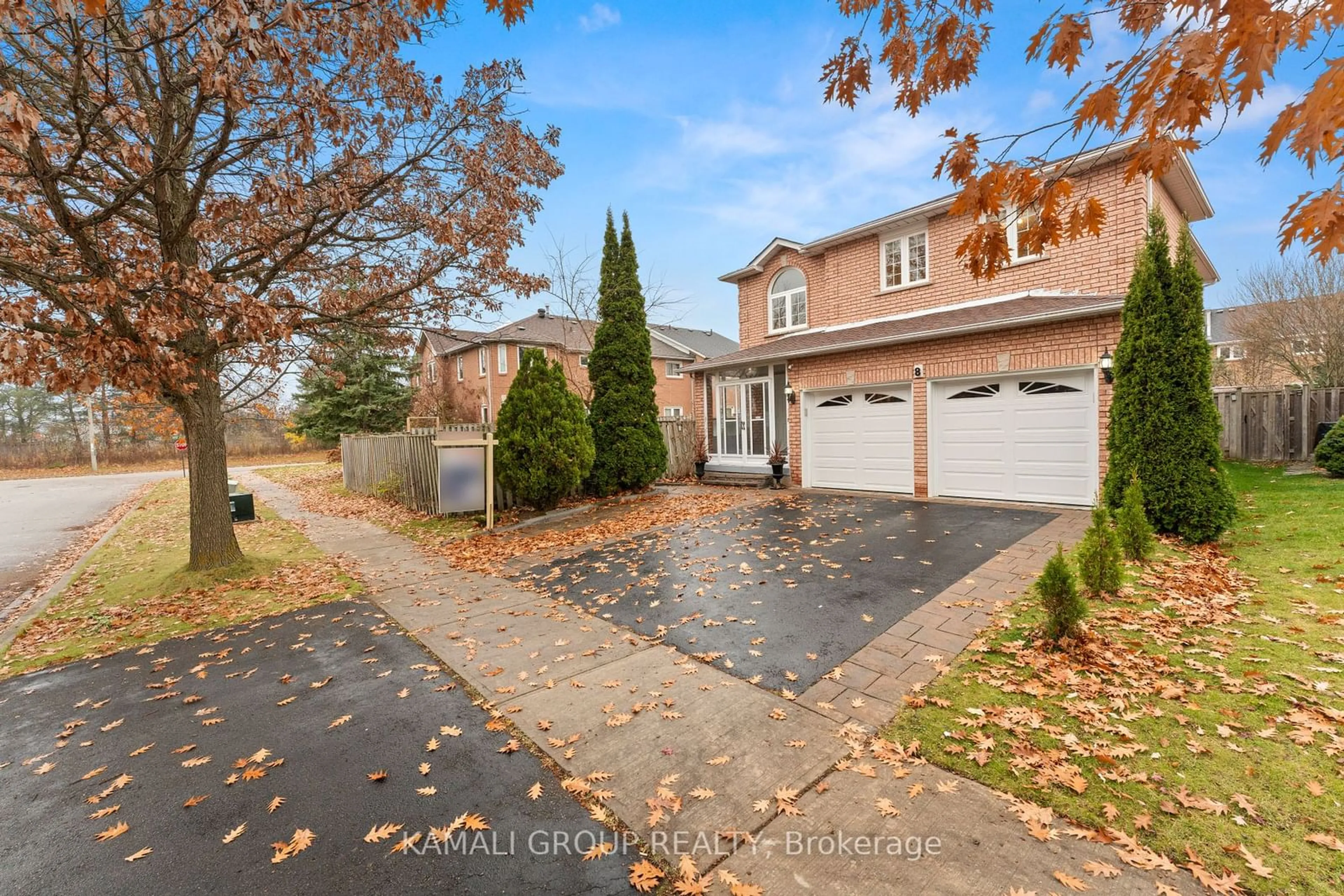 Frontside or backside of a home, the street view for 8 Pandora Crt, Richmond Hill Ontario L4S 1J4