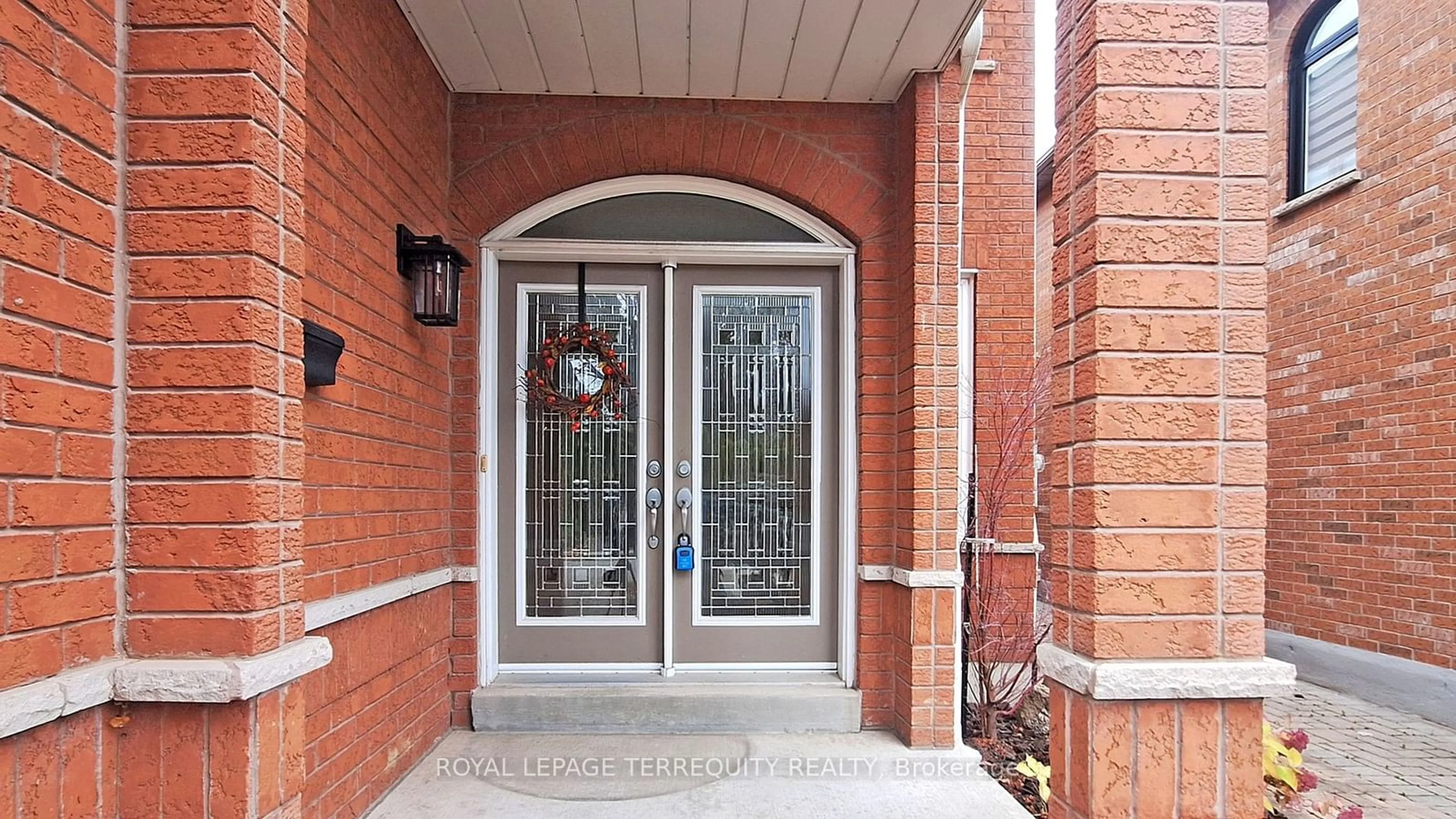 Indoor entryway, ceramic floors for 120 Guery Cres, Vaughan Ontario L4L 9P5