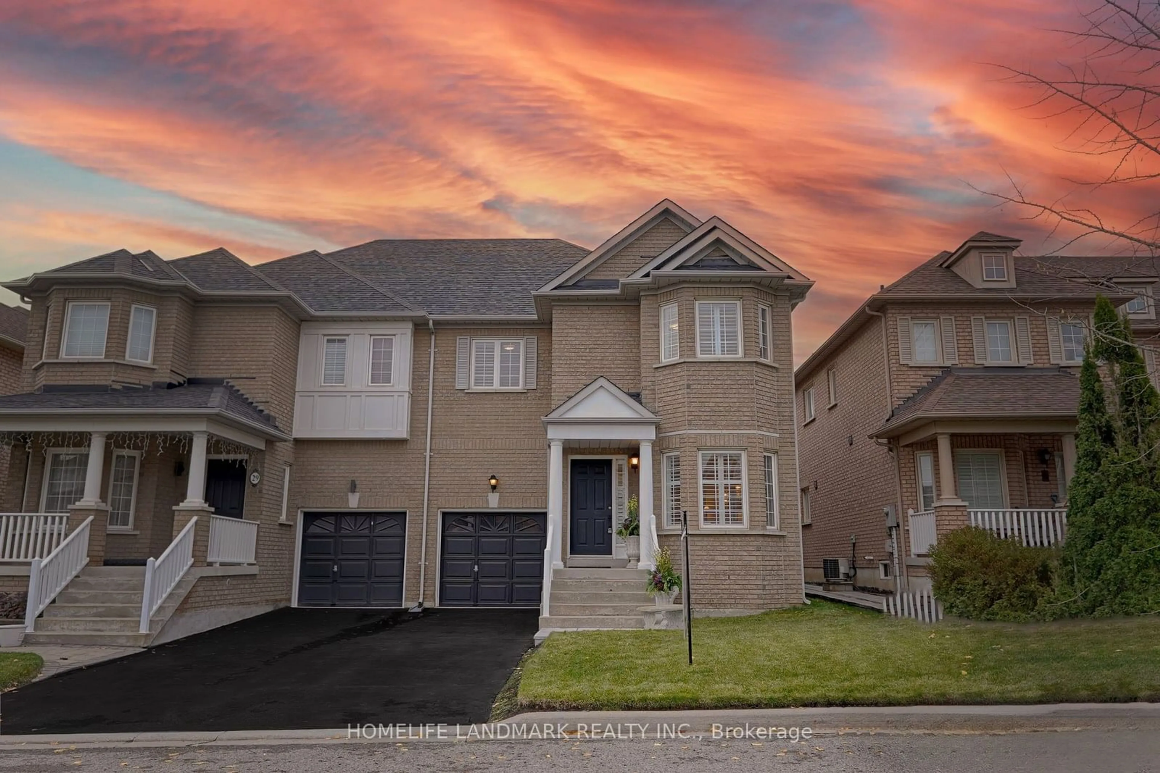 Frontside or backside of a home, the street view for 27 Navarre St, Richmond Hill Ontario L4B 4H3