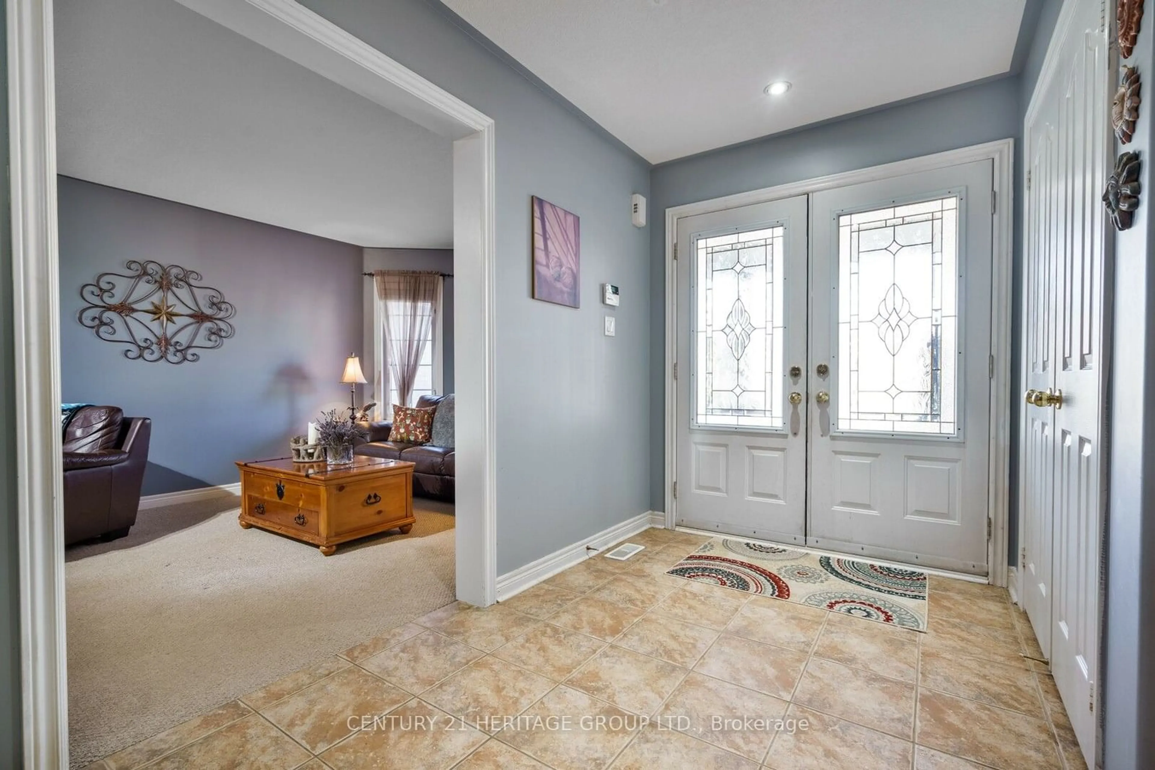 Indoor entryway, wood floors for 10 Taylor Crt, Bradford West Gwillimbury Ontario L3Z 3C6