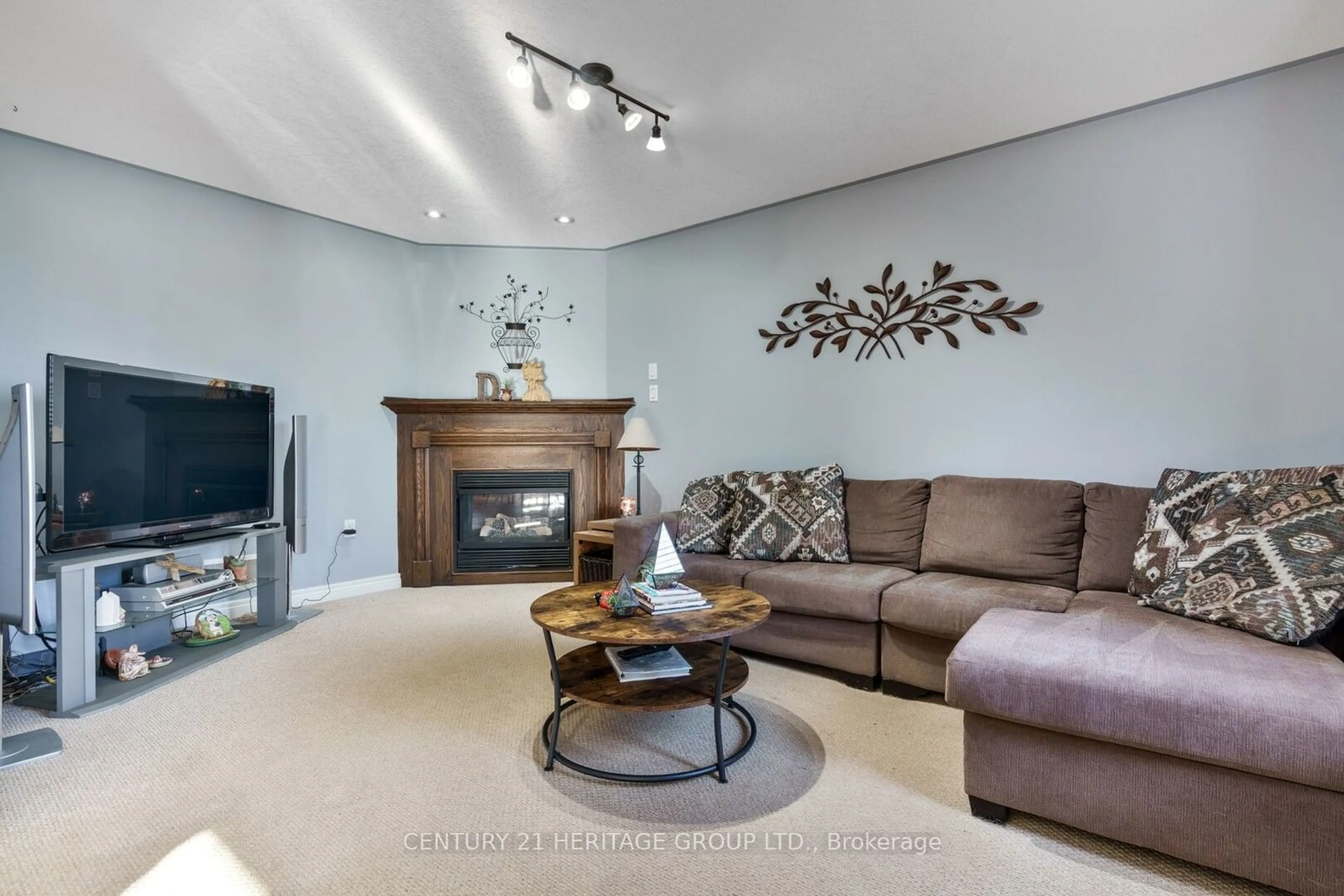 Living room, carpet floors for 10 Taylor Crt, Bradford West Gwillimbury Ontario L3Z 3C6