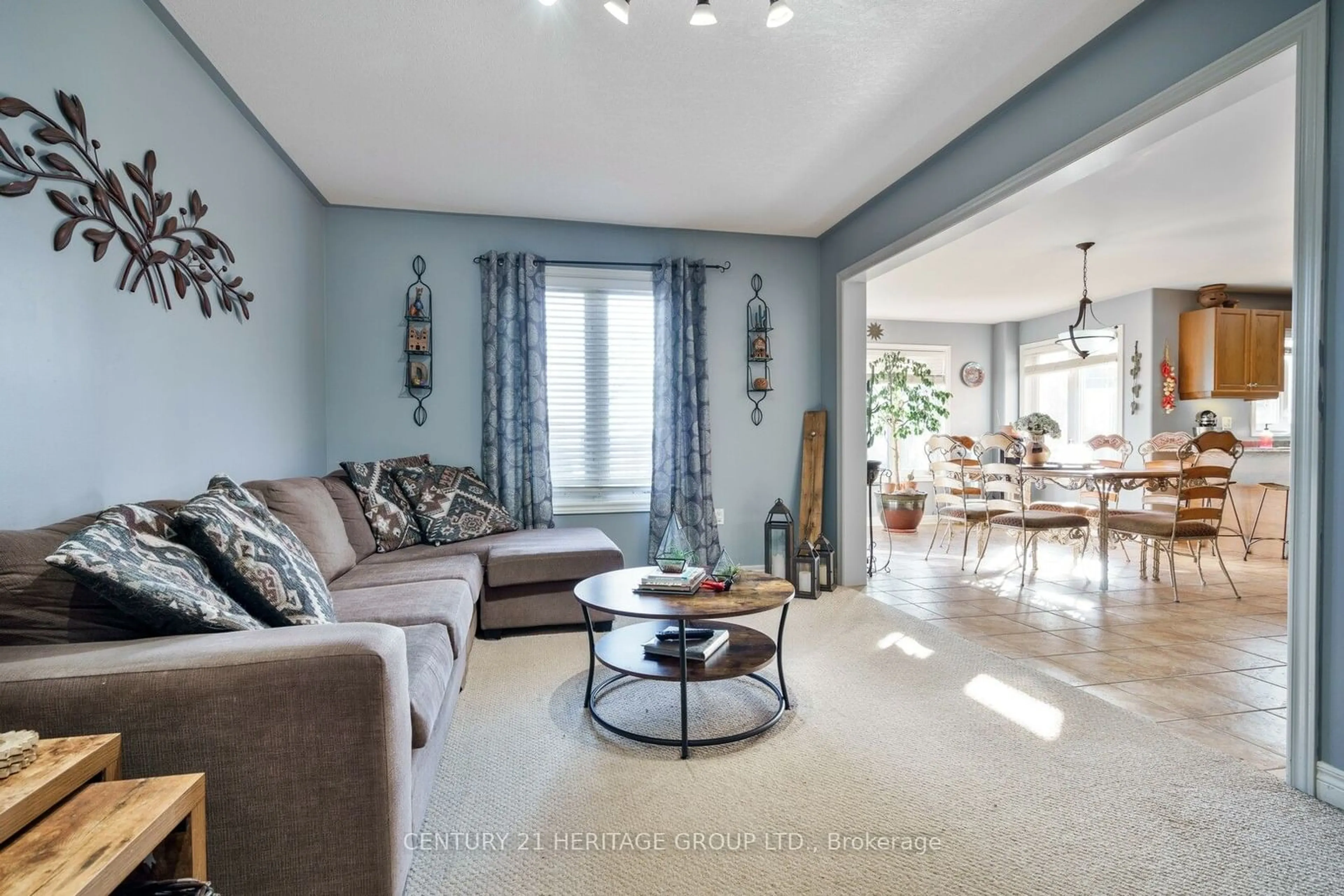 Living room, wood floors for 10 Taylor Crt, Bradford West Gwillimbury Ontario L3Z 3C6