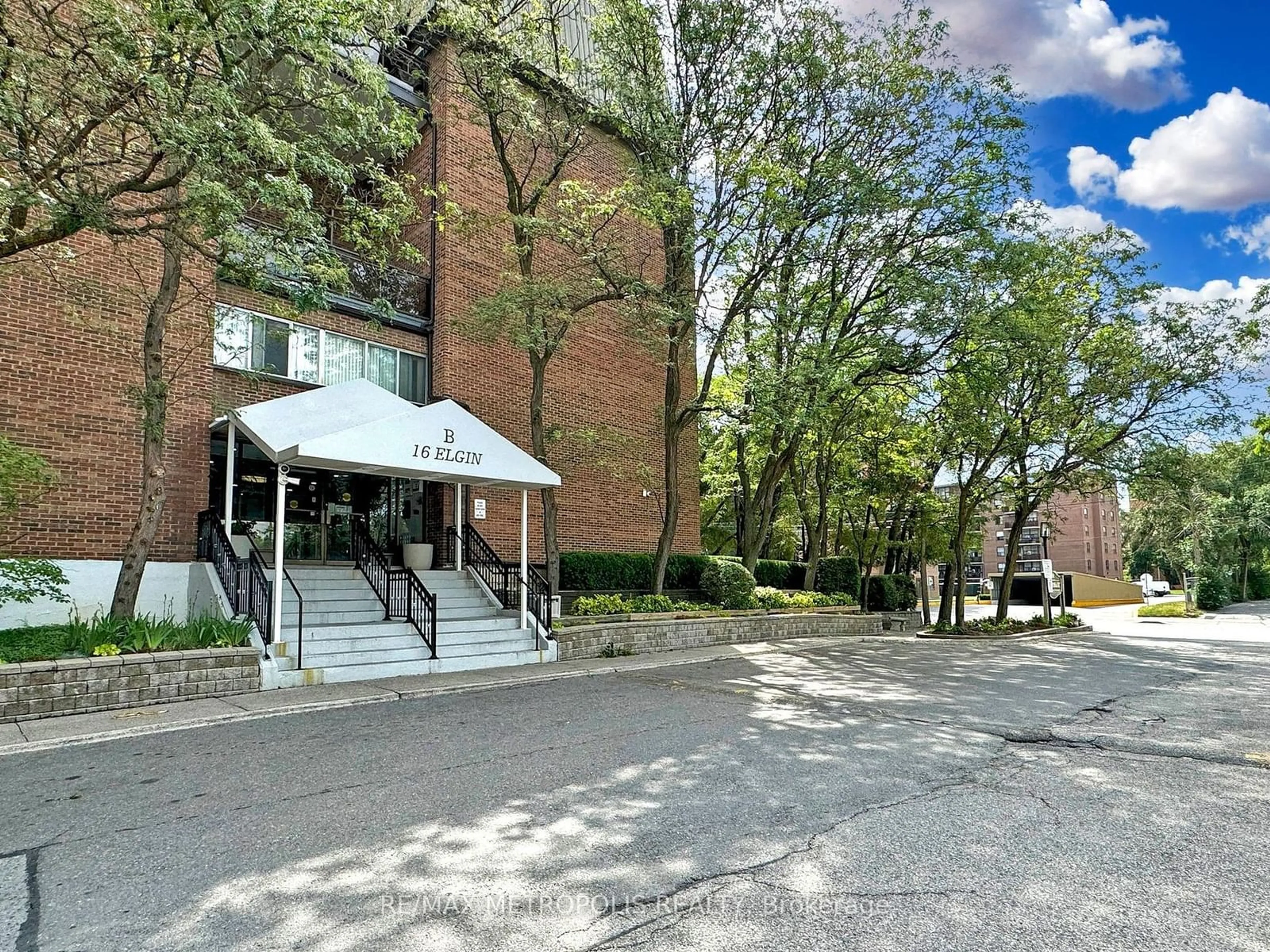 A pic from exterior of the house or condo, the front or back of building for 16B Elgin St #357, Markham Ontario L3T 4T4