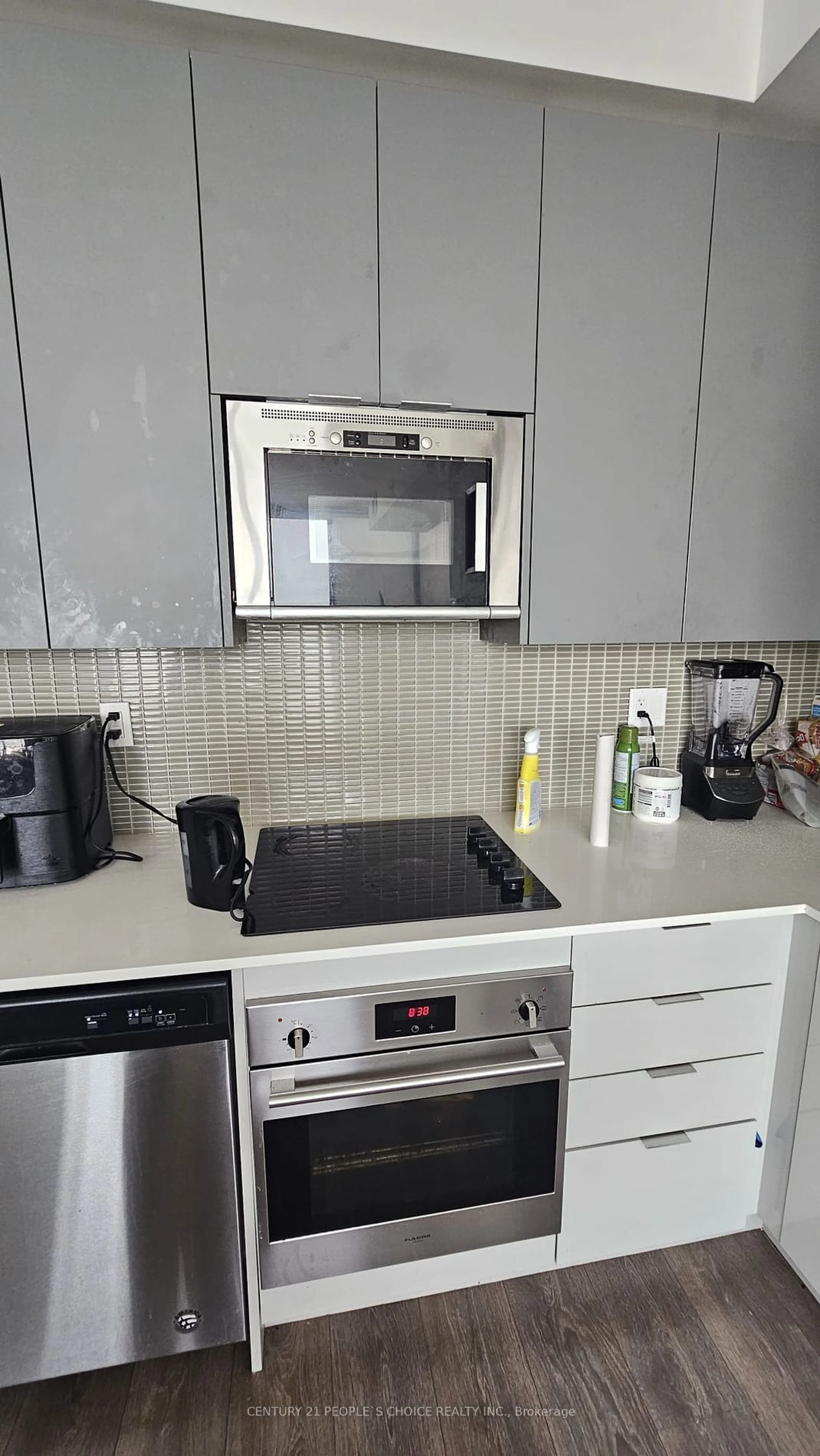 Standard kitchen for 2916 Highway 7 #3207, Vaughan Ontario L4K 0K6